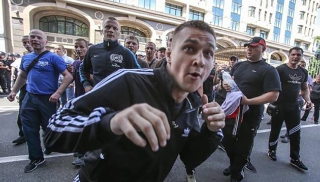 У януковича були беркута та тітушки, у зеленського мусара і тцк які знущаються з українців.
Перший зʼїбав як криса у Ростов, що буде з другим як гадаєте?