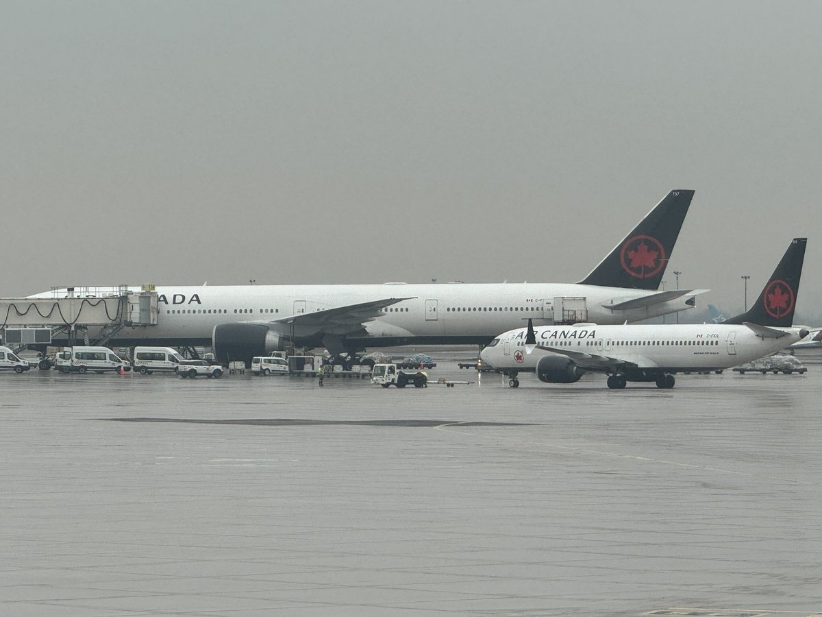 DanMac2014's tweet photo. #PlaneWatching at #YYZ! @flairairlines @AirCanada @airtransat @SASAir_Company @KLM all preparing for their next flight. Skies not looking all that fun thoughπ³ #TorontoPearson https://t.co/HyjtINg7Xm