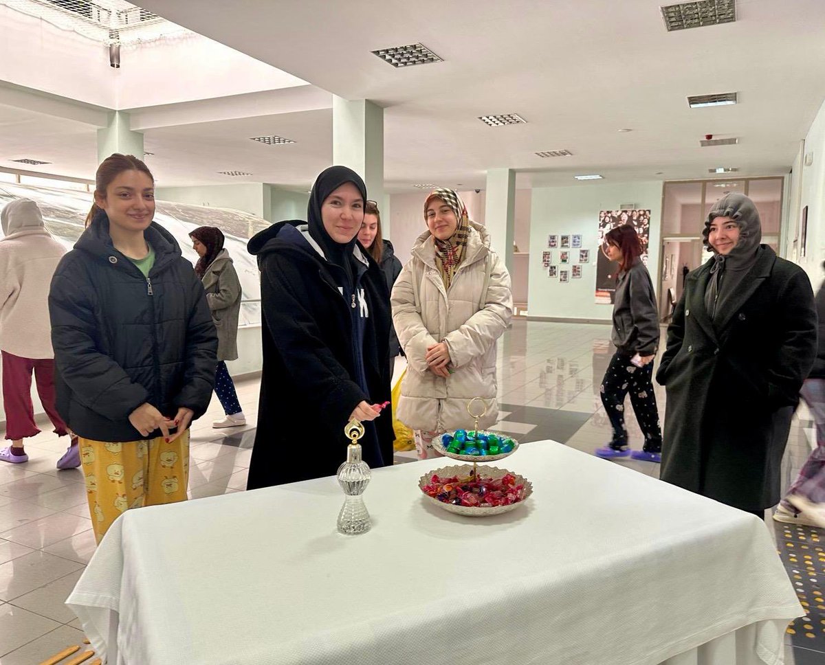 BoluKYGM's tweet photo. 📍Gölköy Yurdu
Bayramı yurdumuzda geçiren öğrencilerimize çikolata ikram ederek bayramın tatlı sevincini paylaştık. https://t.co/3YOIModkYN