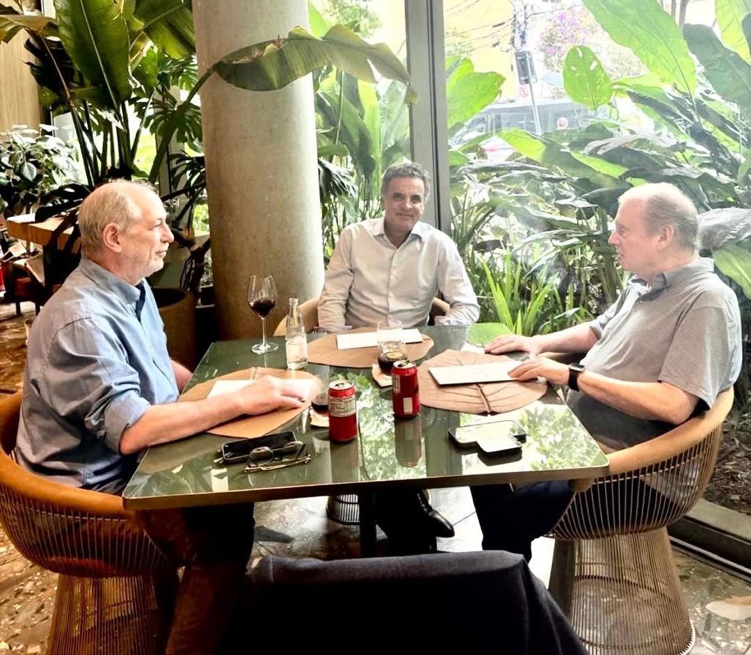 O presidente nacional do PSDB, Aécio Neves, reuniu-se com os ex-governadores Ciro Gomes e Tasso Jereissati para uma análise do cenário político do Ceará e do Brasil.

No encontro, foi destacado que Ciro Gomes desponta nas pesquisas eleitorais como o nome mais forte na disputa