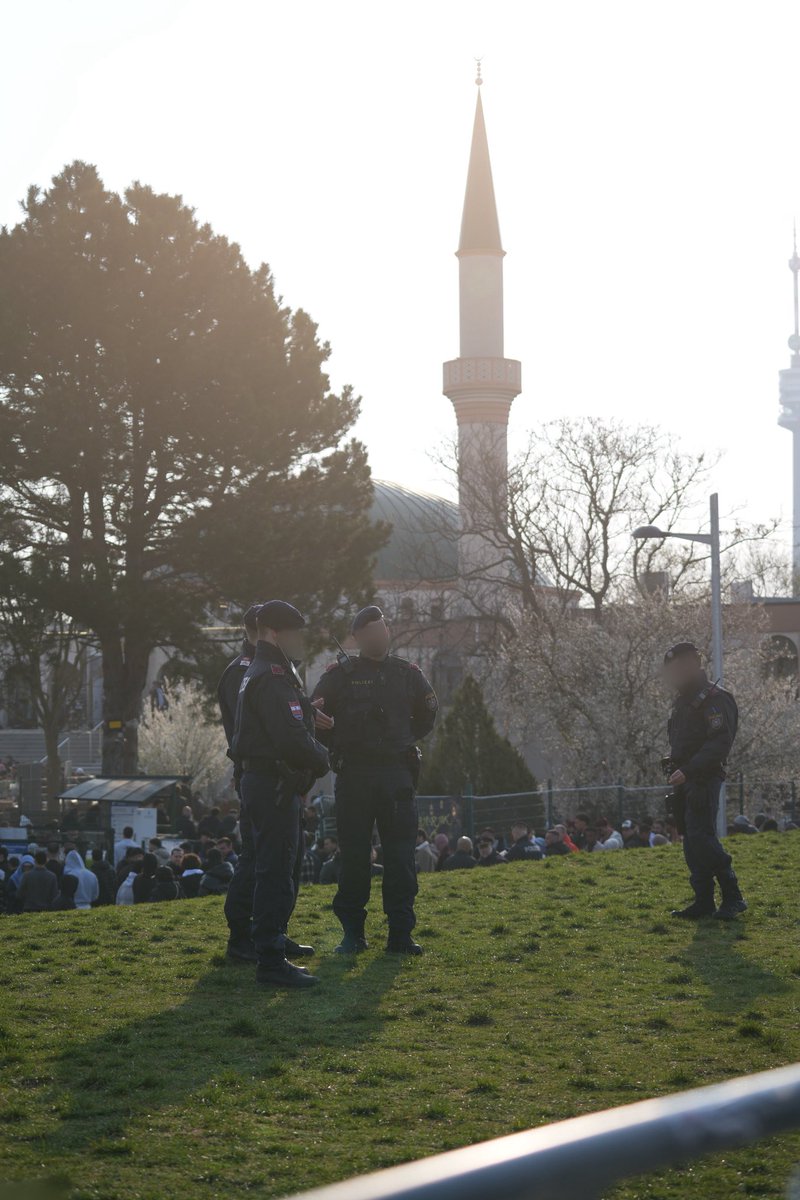 Esterreicherr's tweet photo. Mehrere tausend Muslime haben m in Wien Floridsdorf beim islamischen Zentrum das Ende des Ramadans gefeiert.
Manche Medien sprechen von 60.000 Personen. Kräfte des Bezirks, der Ordnungsdiensteinheit und der Einsatzeinheit sicherten die religiöse Versammlung. #w2003 https://t.co/Ui3FPDaSOH