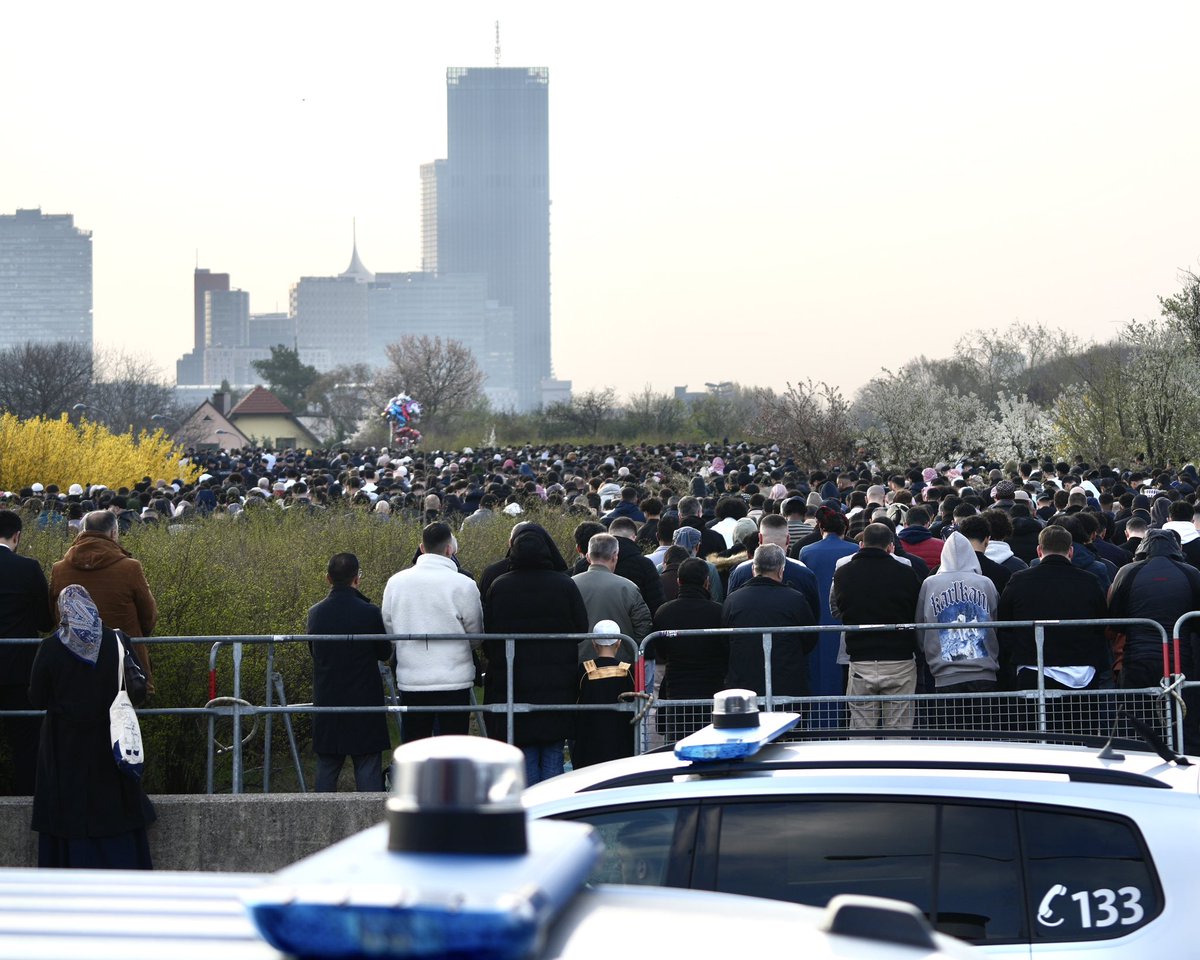Esterreicherr's tweet photo. Mehrere tausend Muslime haben m in Wien Floridsdorf beim islamischen Zentrum das Ende des Ramadans gefeiert.
Manche Medien sprechen von 60.000 Personen. Kräfte des Bezirks, der Ordnungsdiensteinheit und der Einsatzeinheit sicherten die religiöse Versammlung. #w2003 https://t.co/Ui3FPDaSOH