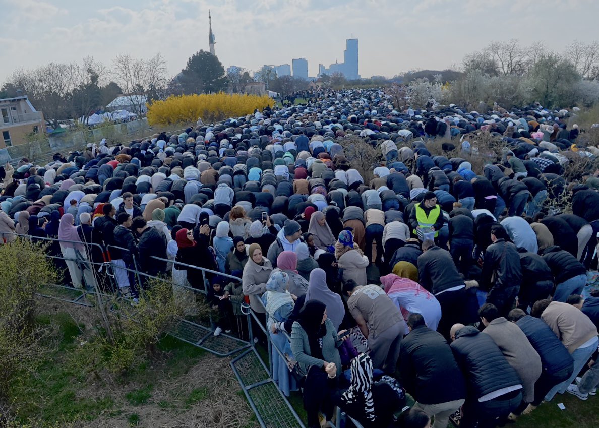 Esterreicherr's tweet photo. Mehrere tausend Muslime haben m in Wien Floridsdorf beim islamischen Zentrum das Ende des Ramadans gefeiert.
Manche Medien sprechen von 60.000 Personen. Kräfte des Bezirks, der Ordnungsdiensteinheit und der Einsatzeinheit sicherten die religiöse Versammlung. #w2003 https://t.co/Ui3FPDaSOH
