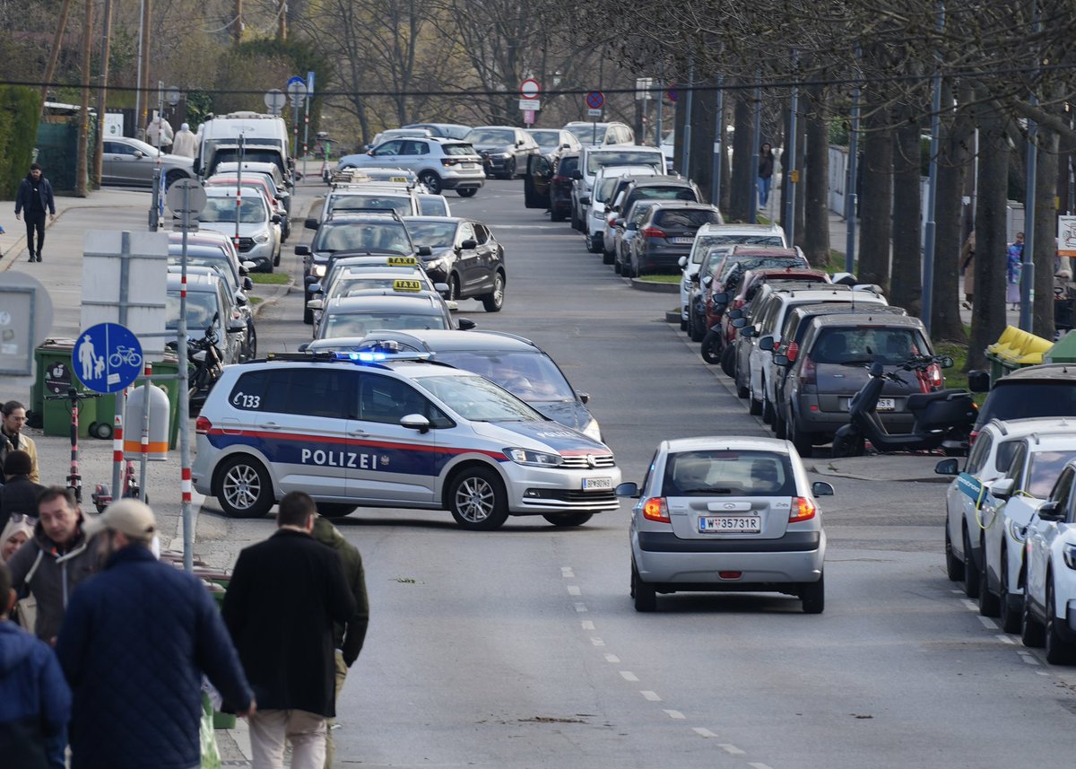 Esterreicherr's tweet photo. Aufgrund der großen Teilnehmerzahl kam es im Nahbereich zu Verkehrsüberlastungen. Mehrere Straßenzüge mussten kurzfristig gesperrt werden. Die Versammlung verlief jedoch friedlich und ohne Vorkommnisse
#w2003 https://t.co/L7fPjj37K0