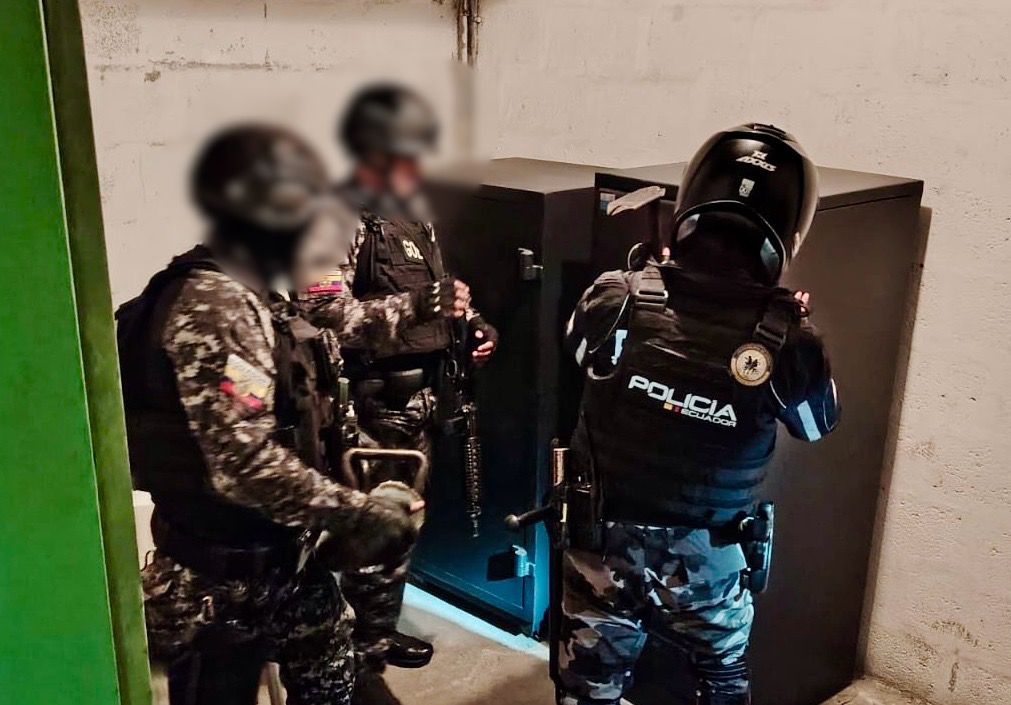 Una vez concluido el levantamiento de indicios y el conteo del dinero –que, hasta el momento, no ha sido justificado–, #FiscalíaEc iniciará una investigación previa. El hallazgo se produjo en el contexto de un operativo antinarcóticos.