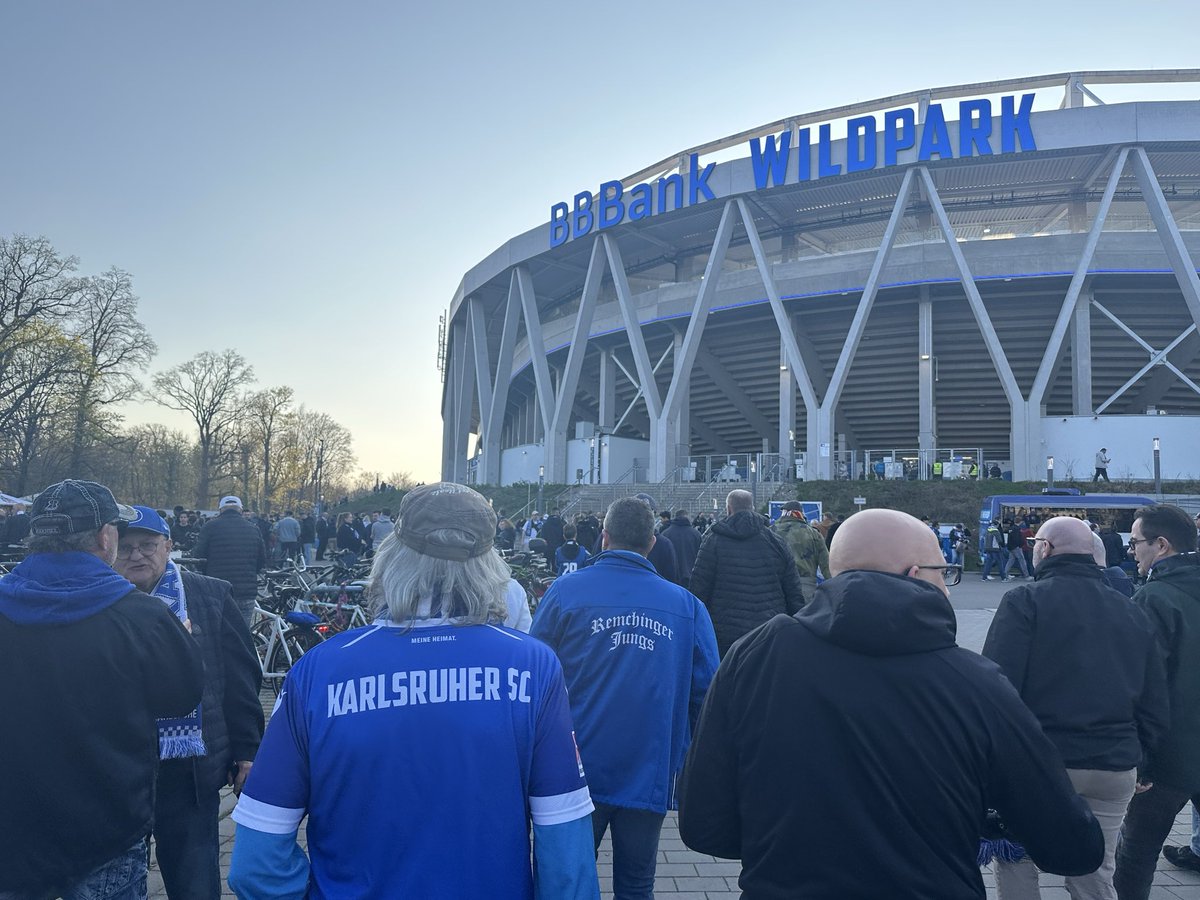 NonLt's tweet photo. ドイツ🇩🇪で2回目のカールスルーエ。
たまたま携帯見てたら
たまたまサッカー⚽️の試合があって
たまたま調べたら
たまたまチケット🎫買えて
たまたま見に行けたら
日本人の福田師王君が出場して
逆転ゴール決めたのを生で見た🍺
侍師王君だね！
#shiou40 が逆転ゴール決めた！
#karlsruhesc https://t.co/DsrYgqL53Z