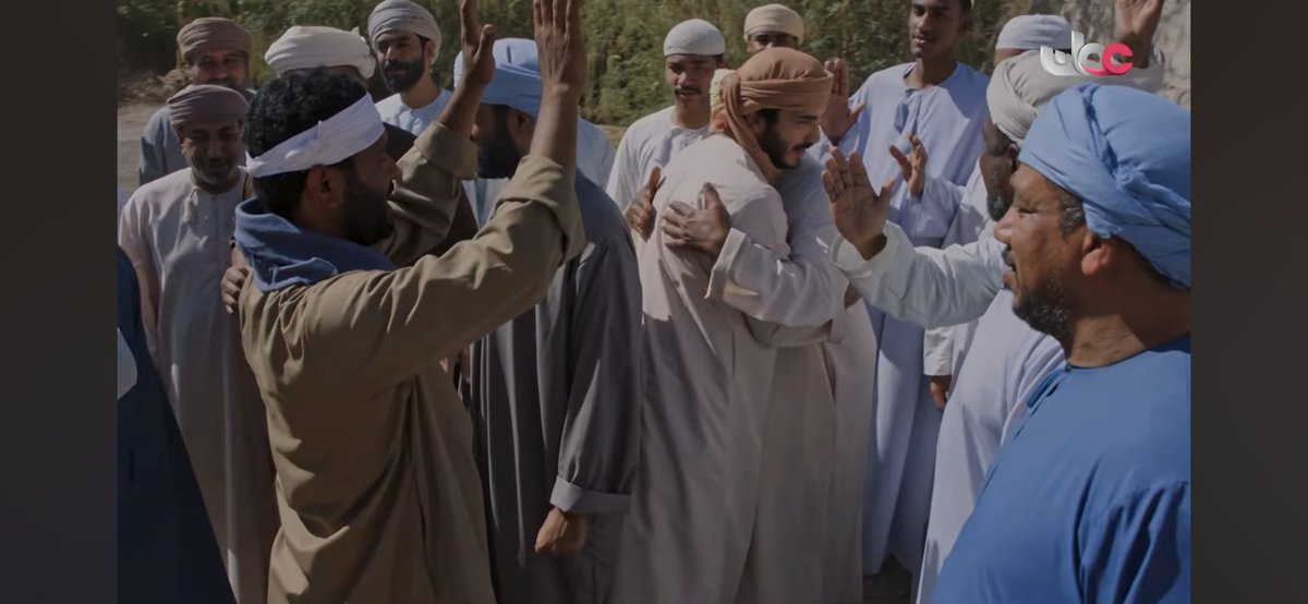 BusaidiNaser's tweet photo. إلى شباب "القافر"..
لقد أعدتم للدراما العمانية رونقها وقوتها وحضورها البهي ..
 فقد جسدتم حياة العماني وبساطته في الحارة القديمة.. وصراع الخير والشر .. وارتباط "الفلج" بحضارة تجذرت في الأرض بأهلها لآلاف السنين..
​القافر الذي يبحث عن الماء كان ولا يزال الشخص الذي يبحث عن الحياة لأهله .. ولذلك أصبحت #عُمان بأفلاجها وإنسانها منبعا للحضارة والعادات والتقاليد، وعنوانا للثبات والصبر والحكمة والاتزان .. لأنه يملك بالماء مفتاح الحياة رغم عسر الحال وصعوبة الدنيا .. وكل الظروف التي كانت قاسية عليه جدا..
​إلى شباب "القافر".. 
كان كل شخص فيكم يبذل قصارى جهده ليخبر من حوله بأن الفنان العماني يستطيع أن يقدم نفسه بالشكل اللائق ودون أي تكلف..
 فكل ممثل في دوره كان يكمل الآخر بقوة الأداء..
​يشدك المسلسل من أول حلقة حتى نهايتها..
 وأنت تعلم بأن أحداثه خطت بقلم بديع للصديق الجميل والروائي العماني زهران القاسمي .. صاحب رواية "تغريبة القافر" الحائزة على جائزة البوكر العربية..
​كان أداء العنصر النسائي قويا للغاية ولافتا .. وأبطال الحكاية "سالم" وأصحابه محمد ومحفوظ  كانوا في قمة العطاء .. أما "الوعري" وحمدان والمعلم وأبو عيون وزهير ومسعود وإبراهيم وشيخ الحارة والبقية .. فقد أدوا أدوارهم بكل سلاسة وكأنها الواقع تماما..
​لقد أبدع المخرج تامر في عمله .. وأحسن تلفزيون سلطنة عمان (@OmanTVGeneral) في إنتاج هذا العمل الذي يليق بالفنان العماني.. 
من القلب شكرا لكم يا أصدقاء فقد كانت 30 حلقة في قمة الروعة..

وفي الأخير أقولها دائما ..
حينما تمر أمام أي فلج عماني قف وتفكر احتراما لأجدادنا الكرام الذين كانوا في قمة العطاء والتضحية ليحفروا أنفاقا طويلة وصخرية قاسية مات فيها الكثير .. من أجل الحياة ومن أجلنا نحن الإنسان العماني الأصيل الثابت في أرضه ..