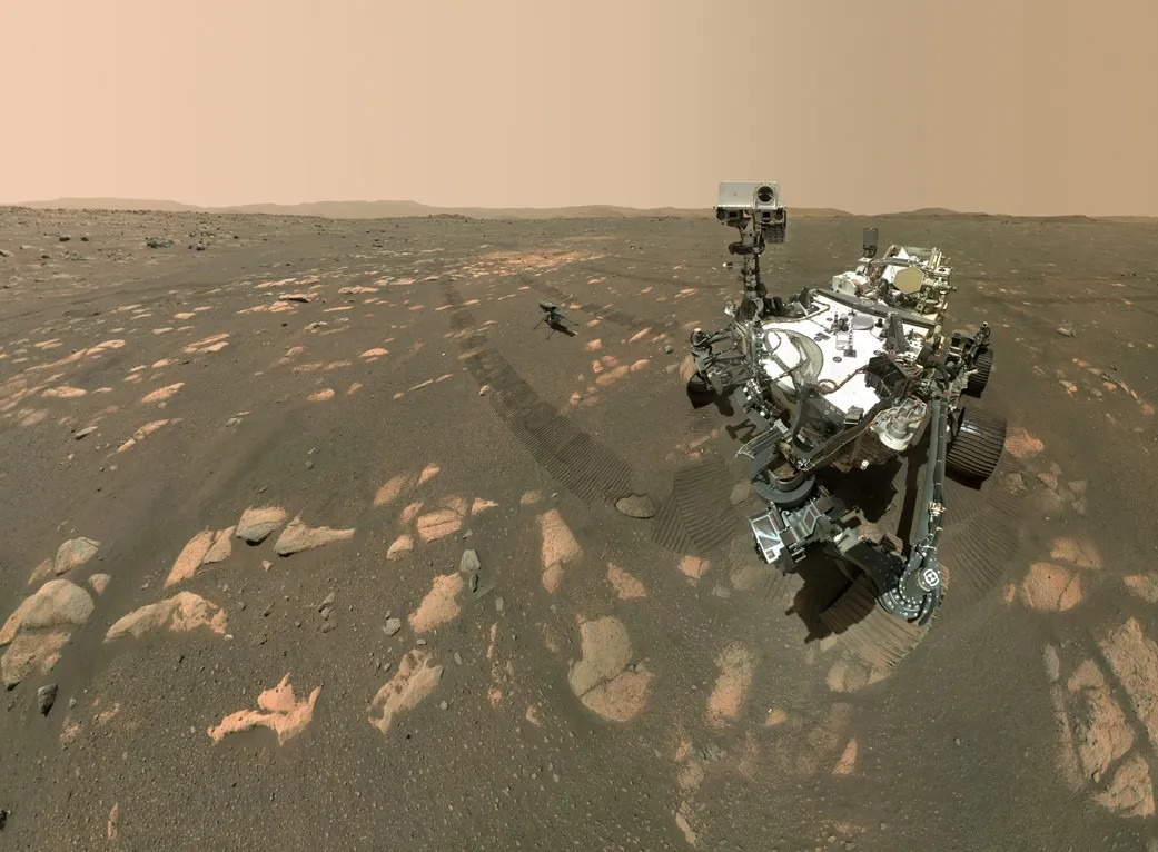 NoticieroSLV's tweet photo. El róver Perseverance de la @NASA ha identificado evidencia de un antiguo sistema fluvial en Marte, revelando cómo el agua fluía en la superficie del planeta en sus primeras etapas.

Durante su recorrido de 6.1 kilómetros en el cráter Jezero, el vehículo robotizado detectó formaciones geológicas de hasta 35 metros de profundidad, junto a sedimentos estratificados y superficies erosionadas que apuntan a un entorno tipo delta.

Se estima que este sistema se formó entre hace 3,700 y 4,200 millones de años, siendo así una de las evidencias más antiguas sobre la presencia de agua en el planeta rojo.