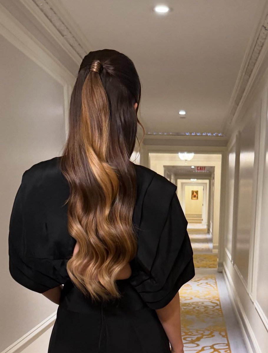 KaleyCuocoetcnz's tweet image. You can follow… but catching up is a different story 😉✨
#KaleyCuoco #UnreachableEnergy #MainCharacterVibes #PlayfulConfidence #ViralX #ChasingMe