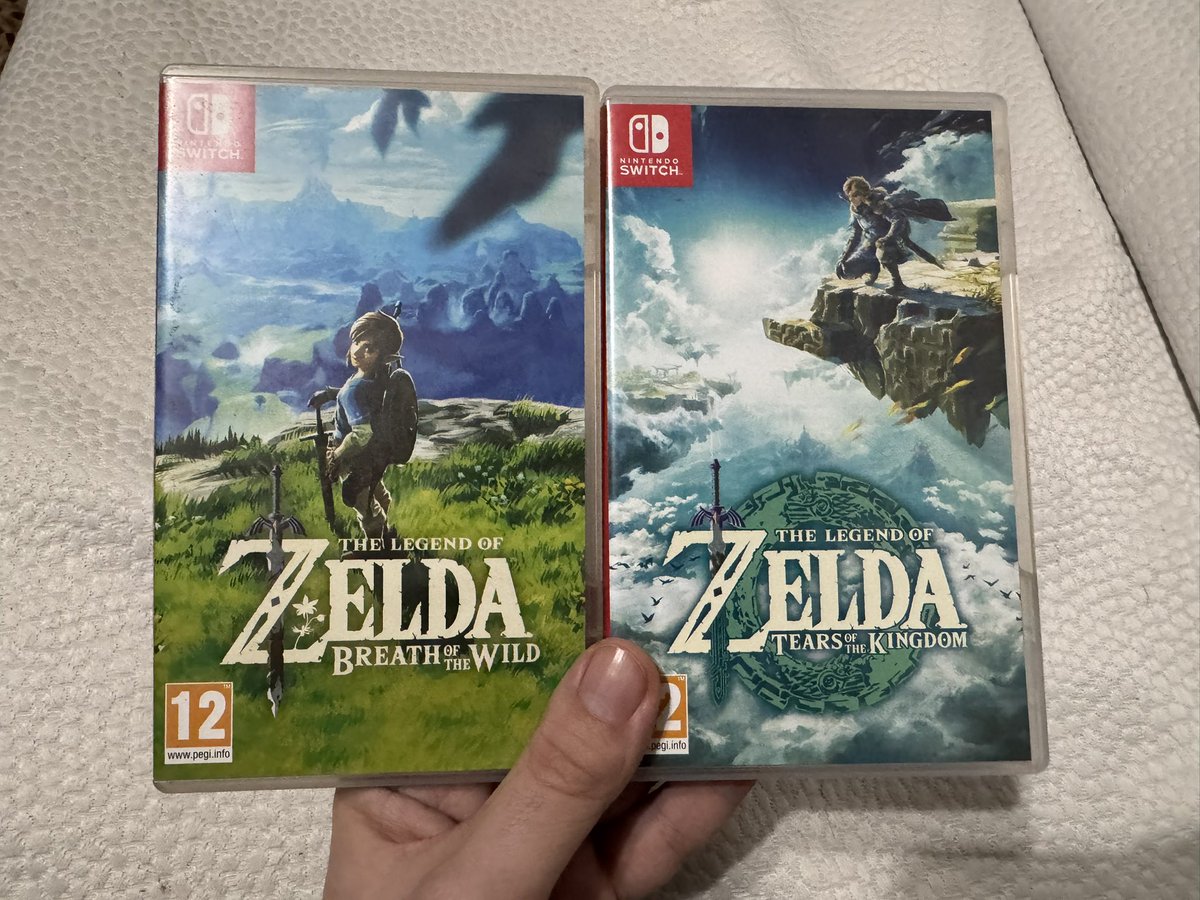 TheSilverDavid's tweet photo. Esta noche me apetecía volver a Hyrule de la mano de dos de los mejores juegos de la historia 🗡️🛡️

Si en el pasado habéis jugado Zelda Breath of the Wild o Tears of the Kingdom en Nintendo Switch compraros la Switch 2 Edition y volver a jugarlo ¡se ve de escándalo! 🎮

Si no habéis jugado a estos dos juegos nunca no se a que esperáis para quien tenga Nintendo Switch o Nintendo Switch 2 Hyrule debe ser una parada obligatoria 💚

Dos auténticos MUST HAVE ✨⭐️