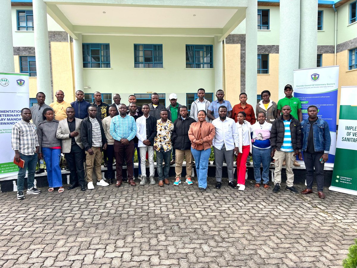 RwandaVets1's tweet photo. Today at Busogo, cohort 1 of veterinary practitioners from companies under the Sanitary Mandate concluded a 4-day training on Planning &amp; Management of Dairy Farms.

This program is part of the #RDDPII project under RAB/SPIU framework, aimed at professionalizing dairy value chain. https://t.co/q0supy8qVc