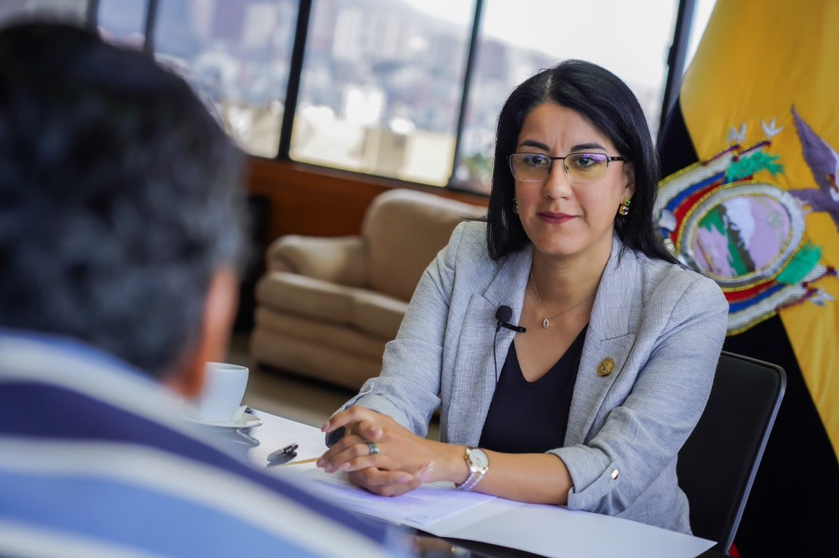 Educacion_Ec's tweet photo. 📰 #EnMedios | La ministra @GildaAlcivarOk dialogó con @eluniversocom sobre el programa de becas #BecauseHeIsNice, una iniciativa que fortalece el aprendizaje del idioma inglés y que ahora también está dirigida a docentes, a través de la plataforma #Mecapacito. 📚✨

Esta propuesta promueve el crecimiento profesional y contribuye a consolidar una educación de calidad en el país. 👩🏻‍🏫👨🏻‍🏫

🗓️ Las inscripciones estarán habilitadas hasta el 27 de marzo en ➡️ https://t.co/ekJUTsuBOD

🏛️ Asimismo, destacó los avances en la construcción del Museo Nacional del Ecuador, proyecto enfocado en resguardar la memoria histórica del país, que albergará más de 1,2 millones de bienes patrimoniales. 🇪🇨

#ElNuevoEcuador