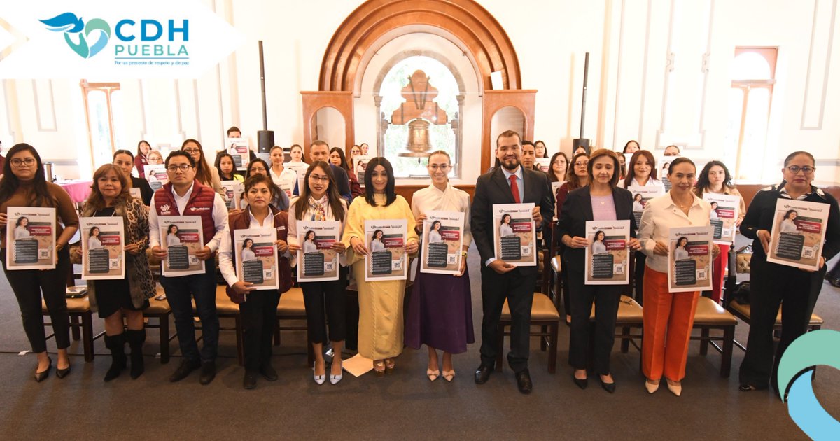 CDHPuebla's tweet photo. 🏛️ Impulsar la capacitación es avanzar hacia instituciones más justas y cercanas.

La #CDHPuebla, a través de la presidenta Isela Sánchez Soya, asistió a la presentación de la plataforma de capacitaciones “Profesionalización Imparable”, encabezada por Mónica Silva Ruiz, Síndica Municipal de @PueblaAyto.

💬 En este espacio también participaron Cecilia Solís Quirino, Jefa del Departamento de Contenidos Educativos de la Comisión Nacional de los Derechos Humanos, y Germán Caporal Flores, Director de Derechos Humanos de la Sindicatura Municipal de Puebla, sumando esfuerzos para impulsar la formación con enfoque de derechos. 🤝

🌱 Desde la Comisión, reconocemos e impulsamos estas acciones de formación, orientadas a fortalecer las habilidades y conocimientos en materia de derechos humanos, contribuyendo a la construcción de instituciones más preparadas, sensibles y comprometidas con la ciudadanía. 📚💻

#PorUnPresenteDeRespetoYDePaz #CDHPuebla #Capacitación #DerechosHumanos #Profesionalización #Puebla