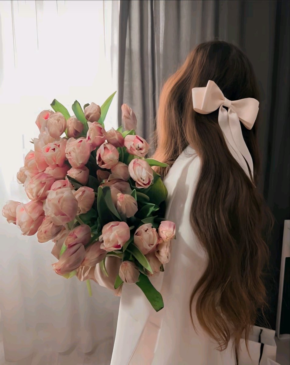 من اعتاد أن يوزع الورد سيبقى شيء من العطر بيده . فما دمت تفعل الخير سيصلك أثره