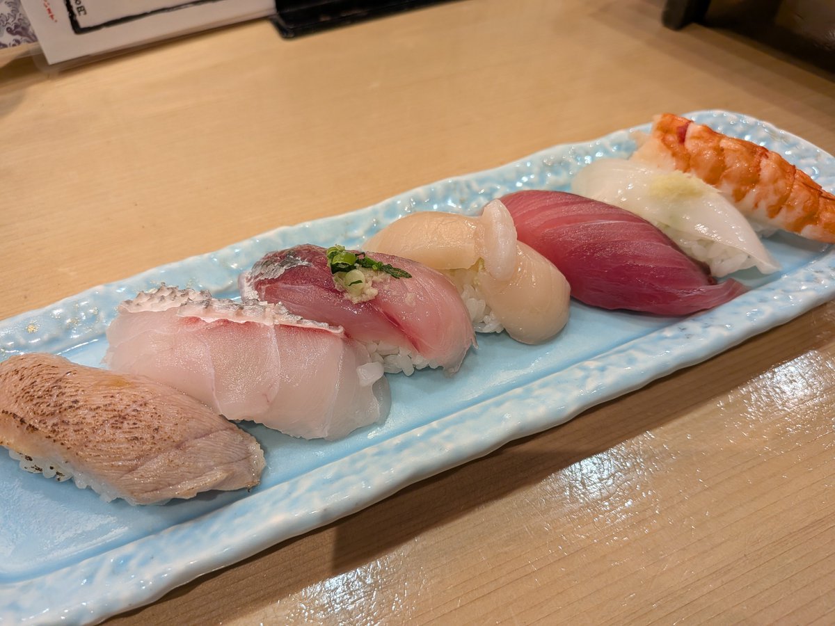 tk3609's tweet photo. 昨晩はお寿司を食べたくて少し離れた飲み屋街みたいなエリアに行ったけど、美味しい寿司を食べ終わって帰ろうとしたらめっちゃ雨降ってて焦った！
でも途中からアーケード構造になってて助かった！ https://t.co/01YjUXWvyn