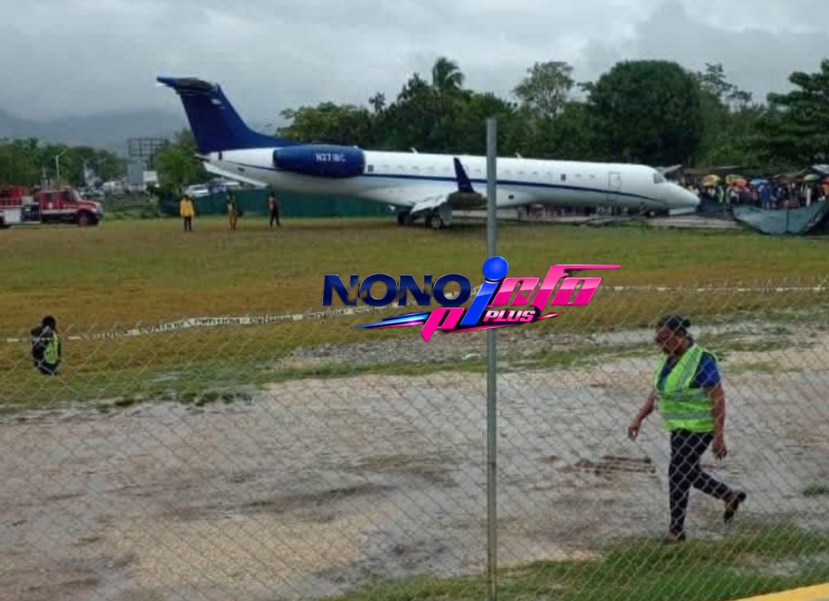 info_nono's tweet photo. Yon avyon IBC Airways kraze griyaj ayewopò Okay la vandredi 20mas2026, apre li te fè plizyè tantativ pou ateri akoz move tan. Selon premye enfòmasyon yo, aparèy la te sòti sou pis la pou l fini kous li nan lari ki toupre ayewopò a. Otorite yo poko bay bilan ofisyèl sou ensidan an https://t.co/PdlS6o4ZFJ