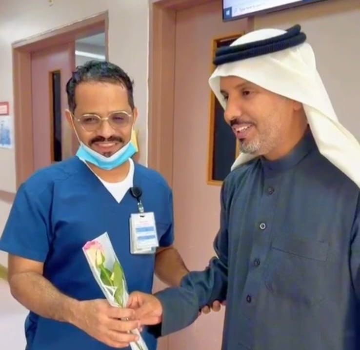 Med_cluster4's tweet photo. عايد مدير مستشفى #ينبع النخل صباح اليوم منسوبي المستشفى المناوبين، مقدّماً لهم التهنئة بمناسبة حلول #عيد_الفطر_المبارك .

#تجمع_المدينة_الصحي https://t.co/fLvm23xwhB