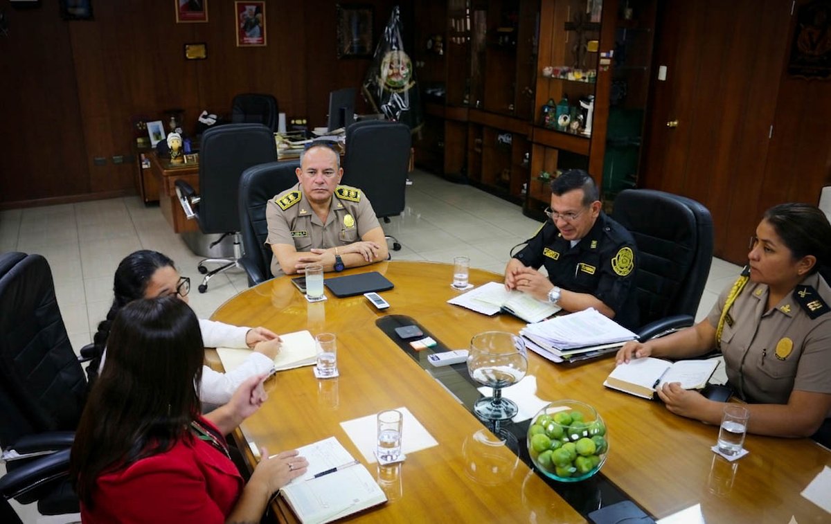 DiradmPnp's tweet photo. #DIRADMPNP General PNP Javier VELA ARANGOITIA, sostuvo una importante reunión de trabajo con la jefa del Órgano de Control Institucional de la PNP, con el objetivo de trabajar de manera conjunta, promoviendo la transparencia y la correcta gestión de los recursos institucionales. https://t.co/Eg8v3bsgDU