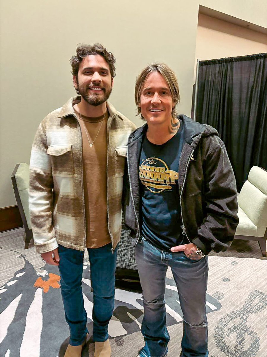Comecei a tocar guitarra assistindo ele e o John Mayer. Dali tudo mudou na vida. Vim num show dele uma vez e fiquei ali no frio de -10⁰C na lama pensando em como fazer pra agradecer. Ontem 12 anos dps... ele me chamou pelo nome, perguntou da família e disse q quer mt ir pro