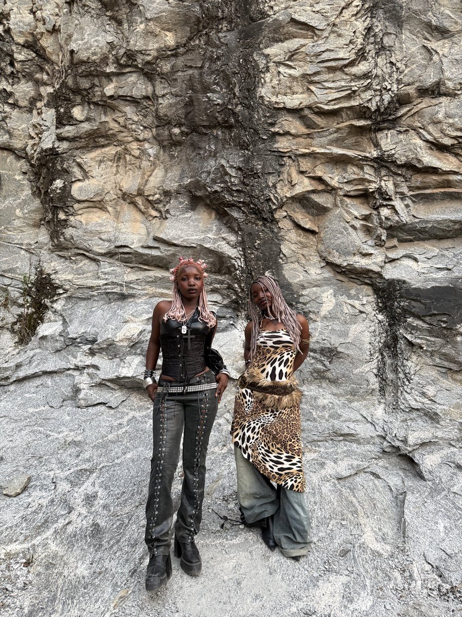 Esther Archvs tweet media