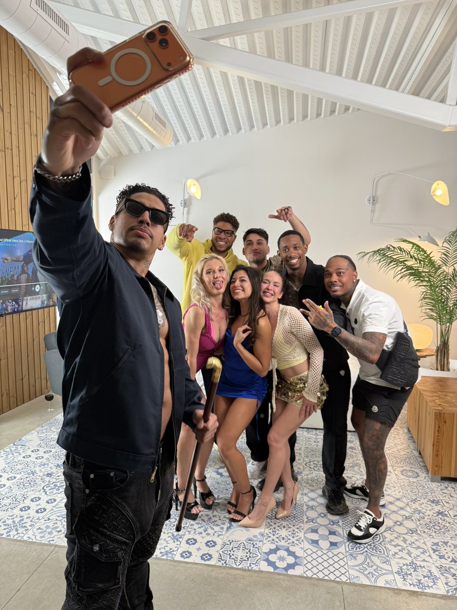 BLUESINS tweet media