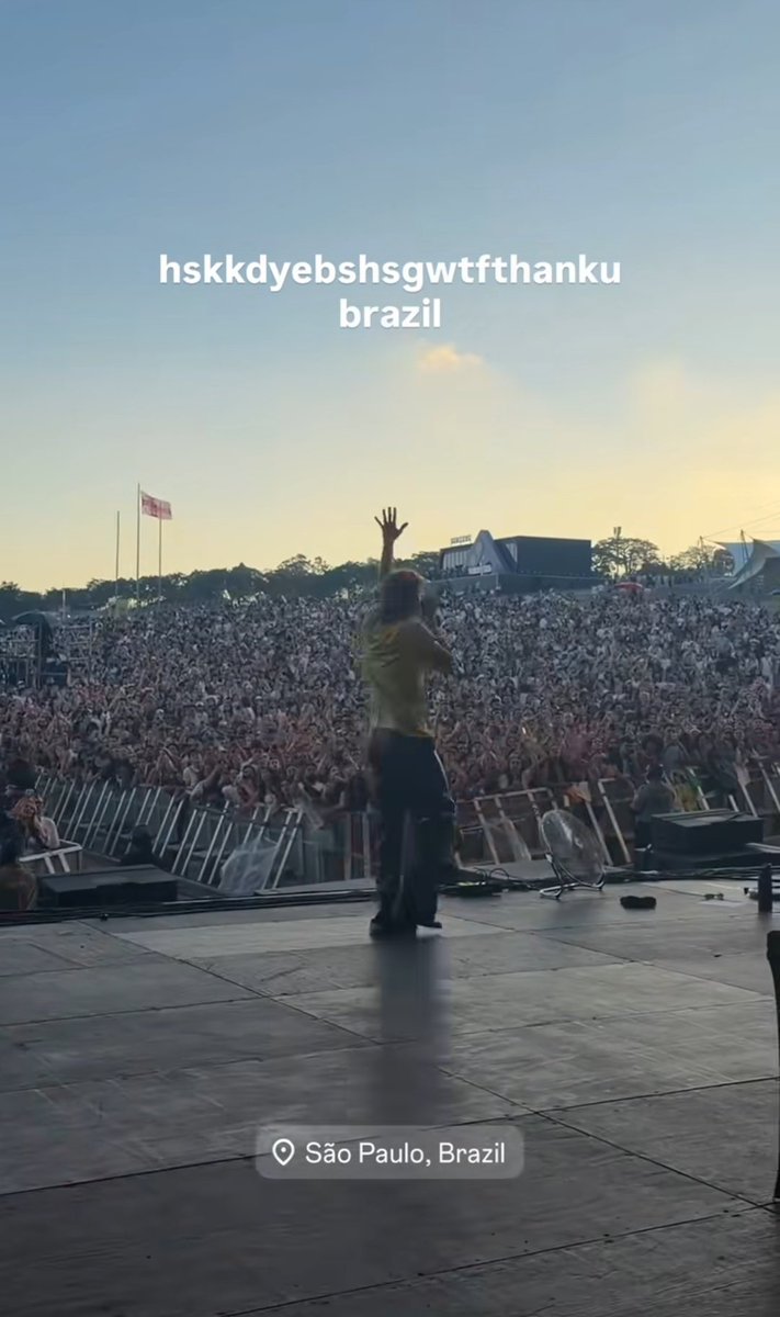 OneRuelBrasil's tweet photo. GENTE ISSO NÃO EXISTE OLHA ESSE MAR DE GENTE https://t.co/stAlfG7C0x