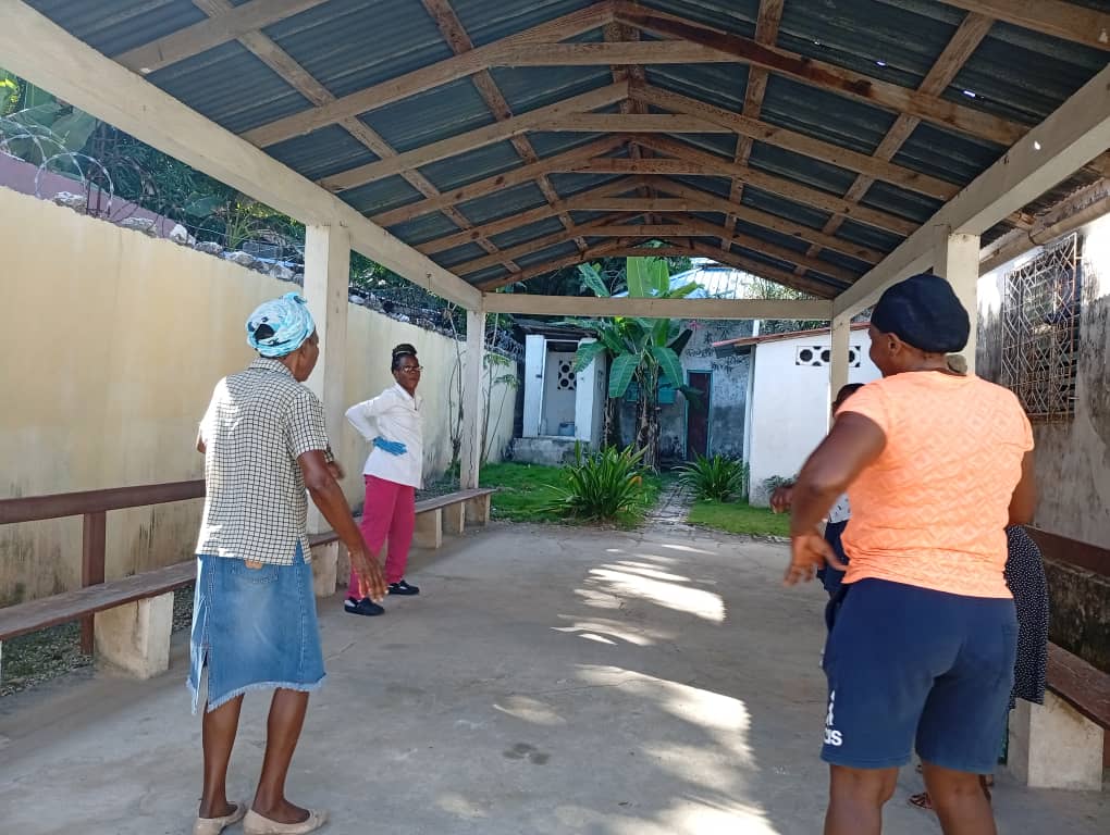 CubacooperaHt's tweet photo. La Dra. Lidia Aymee Baró Justo, Especialista en Medicina Física y Rehabilitación mantiene en actividad física diaria a un grupo de abuelos en el Consultorio Médico Comunitario de Corail #2 Departamento Grand Anse...la familia agradece estas muestras de cariño y solidaridad...🇨🇺🇭🇹 https://t.co/OmjNypfFub