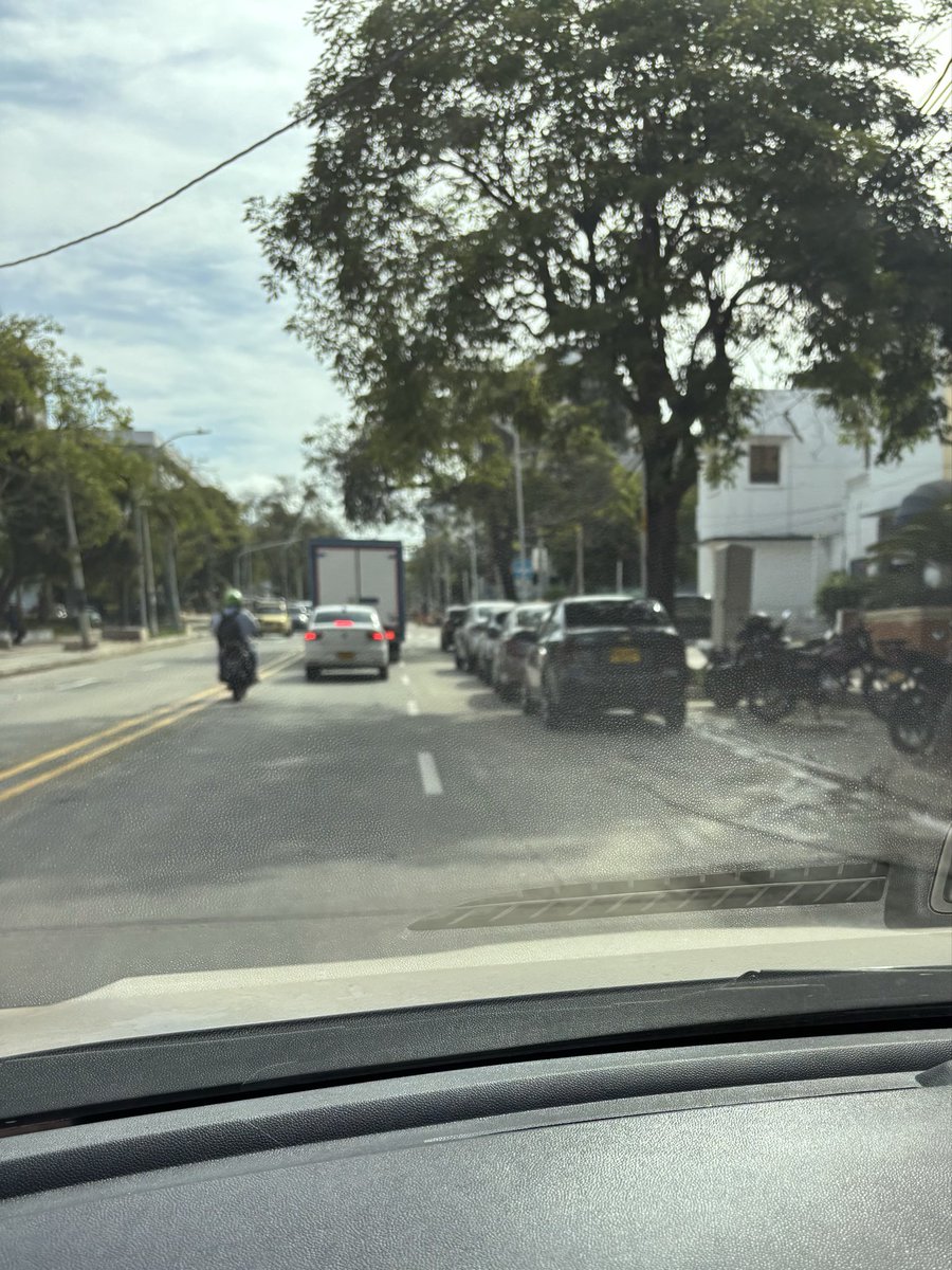 Y la 72 sin separador y un poco más ancha quedó para que las motos hagan su “tercer y cuarto carril” más tranquilas y los carros la conviertan en un solo carril porque uno es para parqueo (entre 59 y 58) <a href="/TransitoBaq/">Secretaría de Tránsito de Barranquilla</a> <a href="/alcaldiabquilla/">Alcaldía de Barranquilla</a>