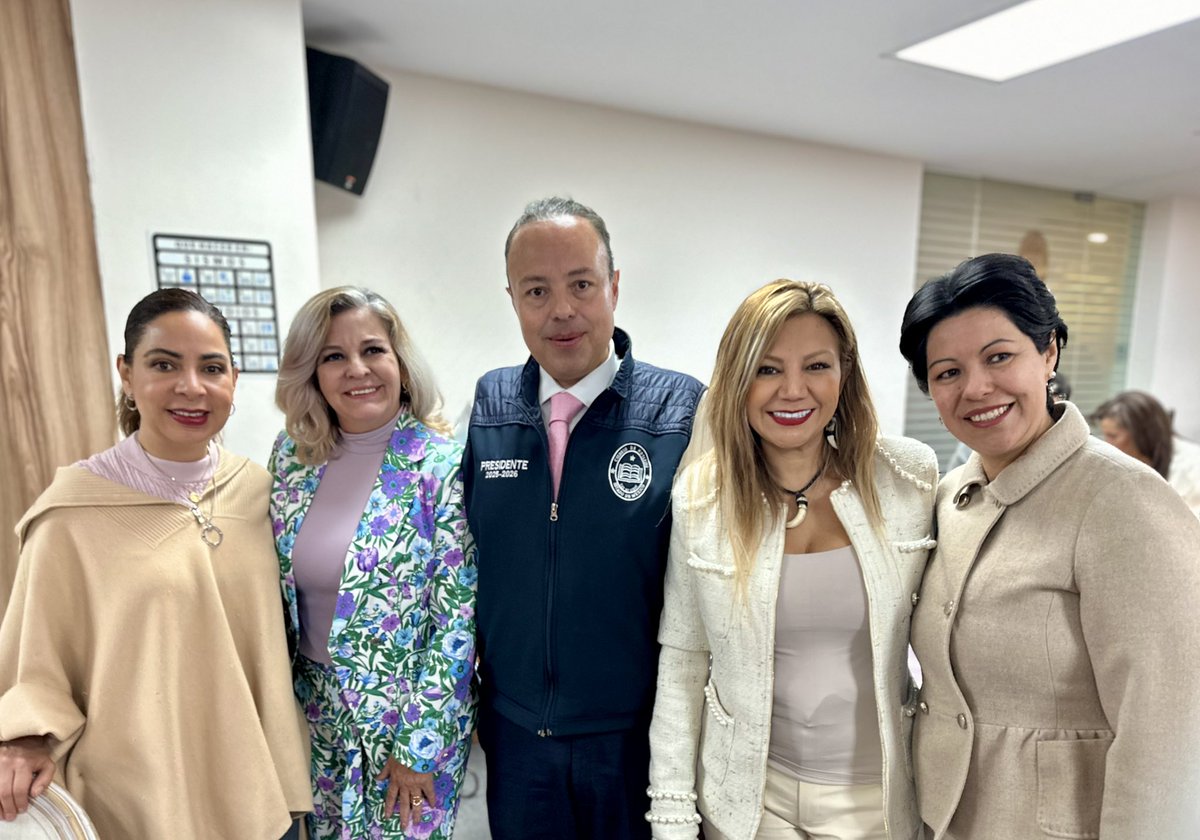 cnotariosedomex's tweet photo. ✨ Hoy como todos los días, conmemoramos con amor, orgullo y todo el valor que inspiran nuestras mujeres, en marco de la celebración por el Día Internacional de la Mujer✨  

👩🏻‍🎓👩🏼‍🎓Las integrantes del Consejo Directivo del Colegio de Notarios, Not. Guadalupe Monter Flores, Not. Rita Raquel Martínez Salgado, Not. Luz María Angélica Alatorre Carbajal y Not. Paloma Lechuga Valdés, acompañadas por otras notarias del Estado de México y nuestro presidente, Not. @betobenitezg, recibieron a mujeres destacadas de todos los ámbitos de la sociedad mexiquense.

💜 En esta edición de nuestro tradicional desayuno conmemorativo, tuvimos el honor de compartir un espacio de diálogo cercano con nuestra querida Notaria emérita, Dra. Silvia Mondragón Fiesco, quien, con generosidad y profundidad, nos compartió pasajes de su trayectoria en el ámbito profesional y público; una historia marcada por decisiones firmes, carácter y una resiliencia ejemplar, que le permitieron abrir camino en contextos adversos y transformar los desafíos en oportunidades.

👏🏼 Su testimonio nos recuerda que el liderazgo de las mujeres no se explica por excepción, sino por convicción, constancia y una inquebrantable vocación de servicio.

🙌 Por ello, y por todo lo que representan, expresamos nuestro reconocimiento y gratitud a todas las mujeres del Estado de México, quienes, desde sus distintos ámbitos, construyen todos los días un mejor presente y un futuro más justo.

💜 Sigamos avanzando juntas y juntos, con determinación, dignidad y propósito.

#SiempreATuLado #DíaInternacionalDeLaMujer #MujeresQueInspiran #Resiliencia #CompromisoSocial #LiderazgoFemenino