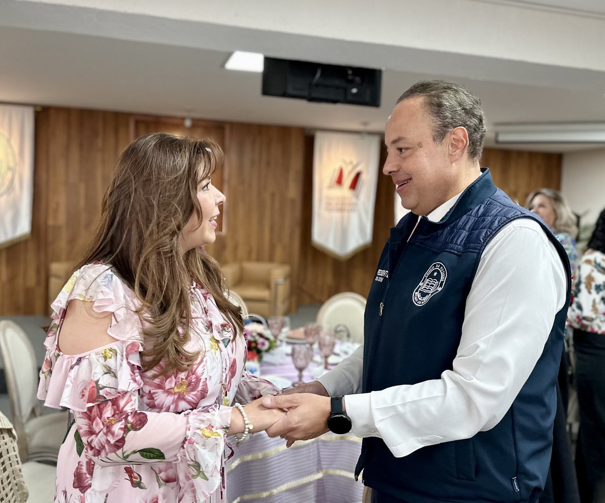 cnotariosedomex's tweet photo. ✨ Hoy como todos los días, conmemoramos con amor, orgullo y todo el valor que inspiran nuestras mujeres, en marco de la celebración por el Día Internacional de la Mujer✨  

👩🏻‍🎓👩🏼‍🎓Las integrantes del Consejo Directivo del Colegio de Notarios, Not. Guadalupe Monter Flores, Not. Rita Raquel Martínez Salgado, Not. Luz María Angélica Alatorre Carbajal y Not. Paloma Lechuga Valdés, acompañadas por otras notarias del Estado de México y nuestro presidente, Not. @betobenitezg, recibieron a mujeres destacadas de todos los ámbitos de la sociedad mexiquense.

💜 En esta edición de nuestro tradicional desayuno conmemorativo, tuvimos el honor de compartir un espacio de diálogo cercano con nuestra querida Notaria emérita, Dra. Silvia Mondragón Fiesco, quien, con generosidad y profundidad, nos compartió pasajes de su trayectoria en el ámbito profesional y público; una historia marcada por decisiones firmes, carácter y una resiliencia ejemplar, que le permitieron abrir camino en contextos adversos y transformar los desafíos en oportunidades.

👏🏼 Su testimonio nos recuerda que el liderazgo de las mujeres no se explica por excepción, sino por convicción, constancia y una inquebrantable vocación de servicio.

🙌 Por ello, y por todo lo que representan, expresamos nuestro reconocimiento y gratitud a todas las mujeres del Estado de México, quienes, desde sus distintos ámbitos, construyen todos los días un mejor presente y un futuro más justo.

💜 Sigamos avanzando juntas y juntos, con determinación, dignidad y propósito.

#SiempreATuLado #DíaInternacionalDeLaMujer #MujeresQueInspiran #Resiliencia #CompromisoSocial #LiderazgoFemenino