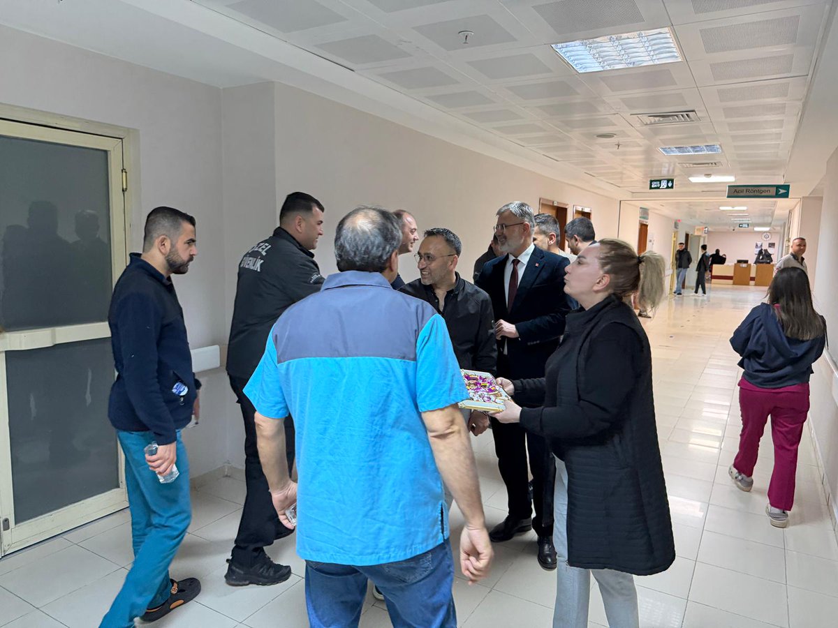 Bayramın ilk günü Devlet Hastanemizde, Diş Hastanemizde ve 112 Acil Sağlık Hizmetleri İstasyonumuzda nöbette olan kıymetli sağlık çalışanlarımızı ziyaret ederek bayramlarını tebrik ettik.
Fedakârca görev yapan sağlık personelimize kolaylıklar diliyoruz.
#MilletimizleBayramımızBir