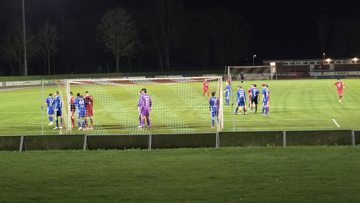 niek92jansen's tweet photo. ⚽️ Viktoria Goch 🆚 DJK SF Katernberg
📅 20-03-2026
⚖️ 6-1
🏆 Landesliga Niederrhein Gruppe 2
🏷 78 toeschouwers
📍 Hubert-Houben-Stadion, Goch 🇩🇪

Viktoria Goch wint thuis eenvoudig van Katernberg uit Essen.

#ViktoriaGoch #DJKKaternberg #Goch #Essen #groundhopping https://t.co/ZwxGAMm39o