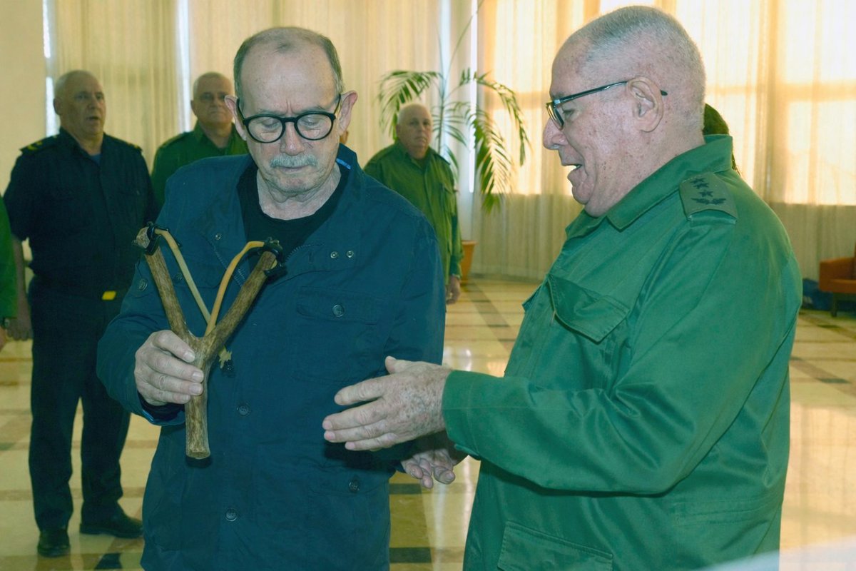 Pues #SilvioRodríguez ya está "armado" hasta los dientes, para defender la #Dictadura de #Cuba, de la cual ha gozado de toda la riqueza y privilegio, al ser parte de la élite corrupta socialista/comunista... #Payaso 🤣