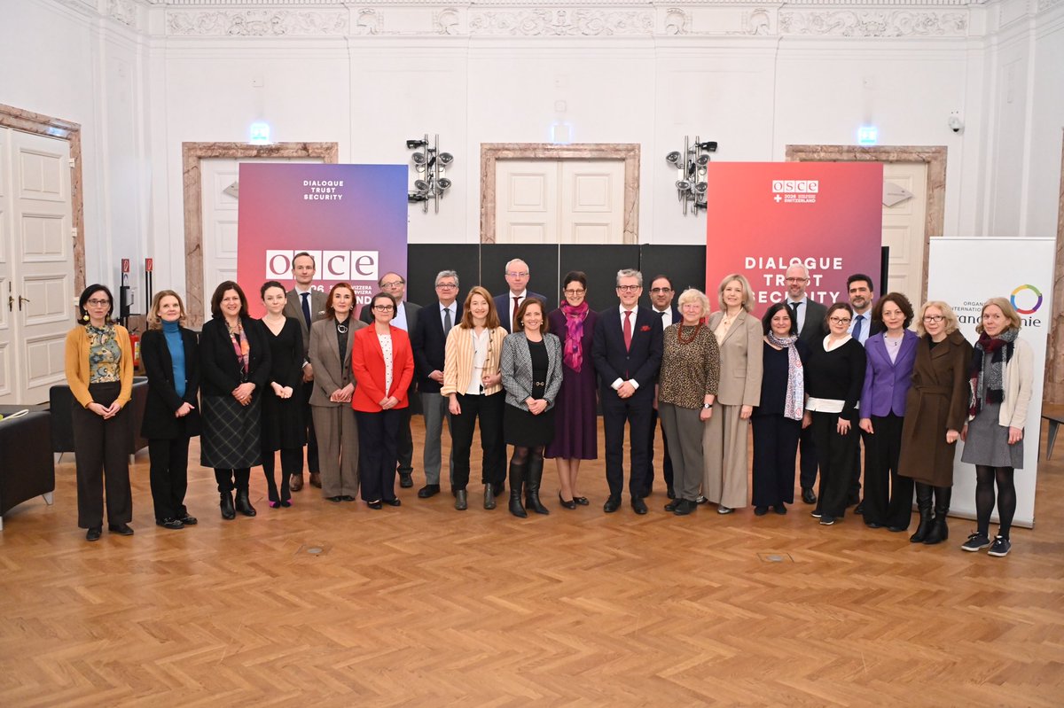 FateneB's tweet photo. Avec la famille francophone et les interprètes, nous avons marqué la Journée internationale de la Francophonie à l’OSCE. 

La #Francophonie favorise
✅ le respect
✅ le multilinguisme
✅ la compréhension mutuelle 
✅ la paix

🇺🇦🇧🇪🇭🇺🇬🇷🇨🇾🇲🇹🇫🇷🇲🇩🇦🇲🇧🇬🇷🇴🇪🇪🇱🇹🇱🇻🇸🇰🇨🇿🇦🇱🇧🇦🇨🇦🇨🇭🇲🇨🇦🇹🇱🇺🇳🇴

#OIF https://t.co/2yG1BVSODO