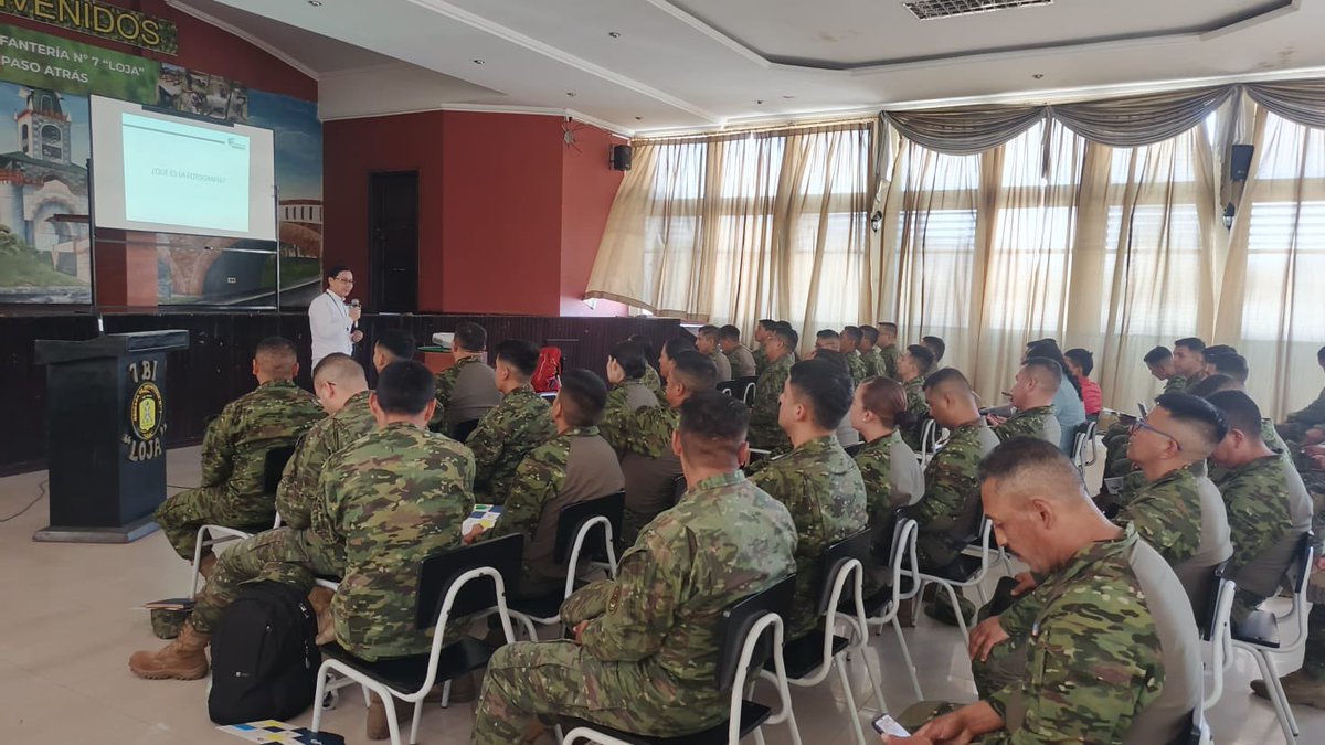 ConsejoComEc's tweet photo. El @ConsejoComEc capacitó al grupo de Comunicación y a otras brigadas del Ejército de la Zona 7.

Durante la capacitación se abordaron los siguientes temas:
🤝 Agentes de Igualdad
📸 Fotografía de impacto
🤖 Inteligencia Artificial en Comunicación

#ElConsejoCapacita https://t.co/2vI3QEBsee