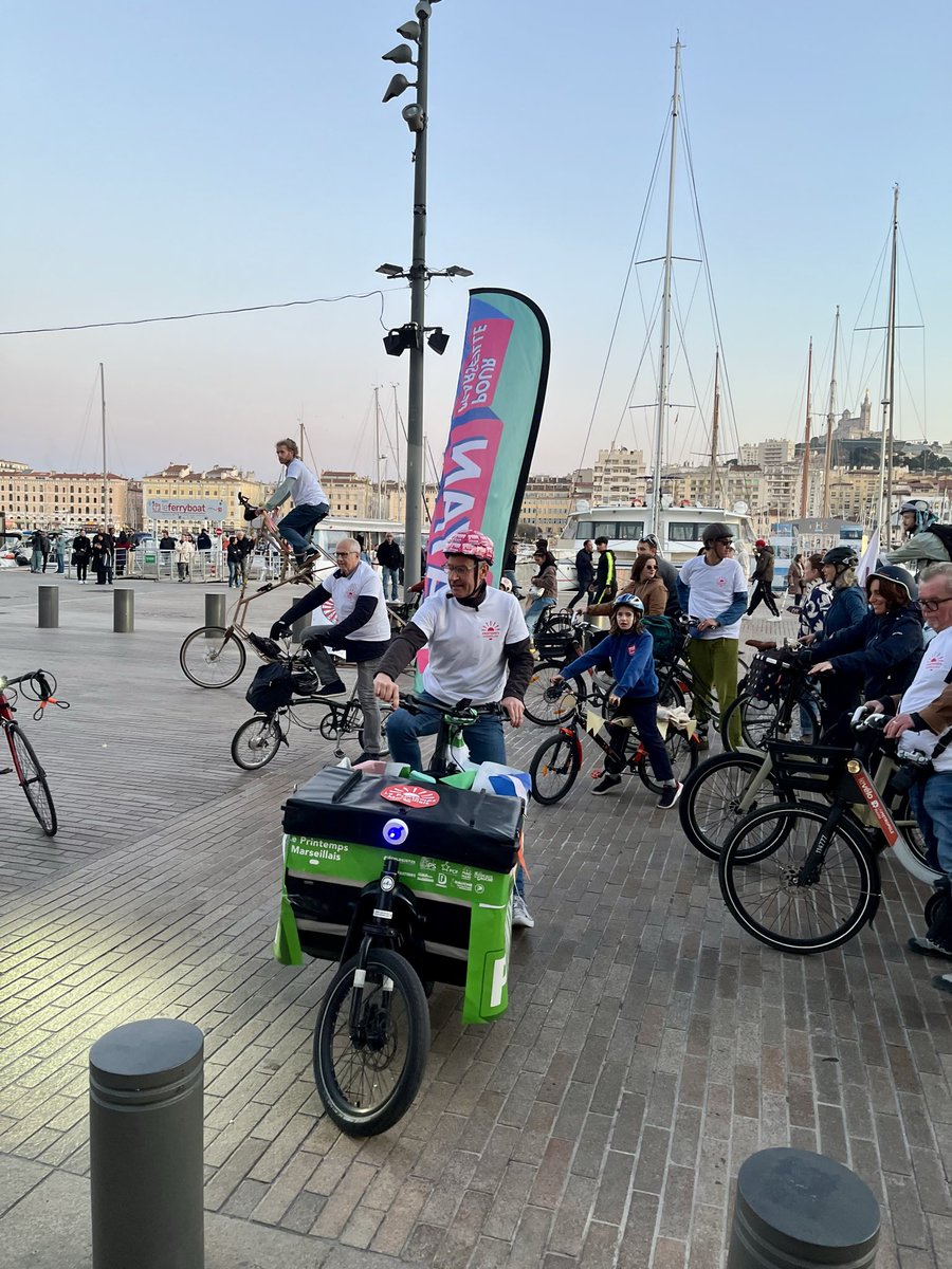 CH_Monnier's tweet photo. #Marseille Superbe fin de campagne à #velo avec nos têtes de liste @DidierJau @SophieCamard @pourmarseille68 ☀️
‼️Dimanche votons pour une ville attractive, solidaire et ouverte sur le monde 👉 votons #Payan‼️@Pour_Marseille 🩵 https://t.co/6Cmca6OxNE
