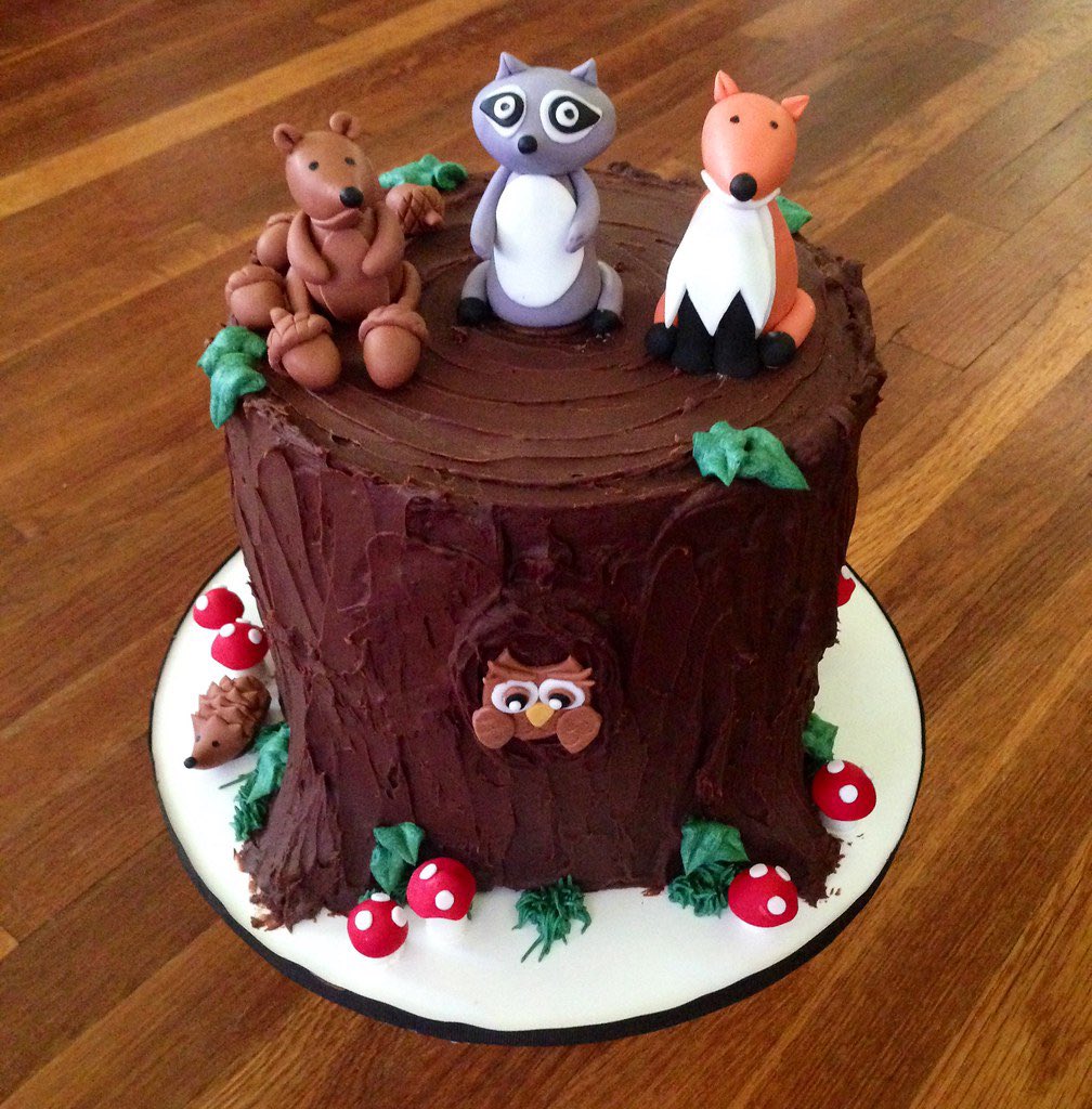 SpringtimeQueen's tweet photo. Happy birthday, my darling boy! You already got a cake?! You know mama always makes you one! https://t.co/GrCITqp62u