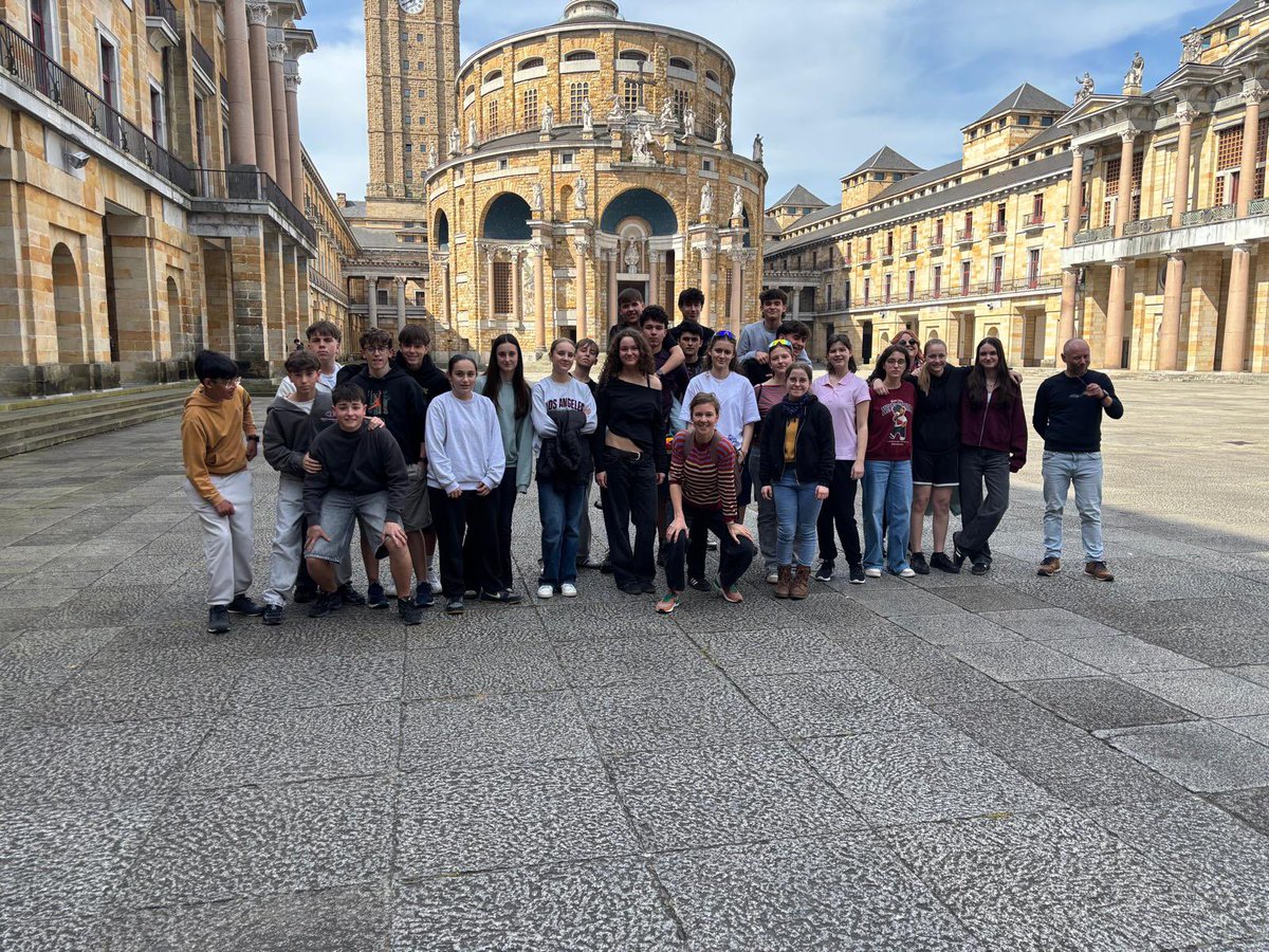 iesescultorjuan's tweet photo. Hoy, los participantes del intercambio Erasmus + con Alemania fueron a Gijón a realizar un taller en el Centro de Arte y después a disfrutar de una clase de surf - con buen tiempo! ☀️#ejvproyectos https://t.co/PiIsw54mod