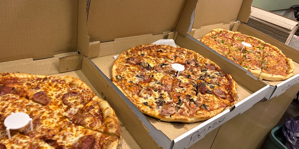 lighthouse669's tweet photo. Grateful for a generous donor who provided a pizza  through Presto Pizza! 🍕
A simple meal can mean so much—connection, care, and a reminder that everyone matters. 💛
https://t.co/AESB329V8R
#EveryoneMatters #LoveAllServeAll #Gratitude https://t.co/n5HXKgyNOB