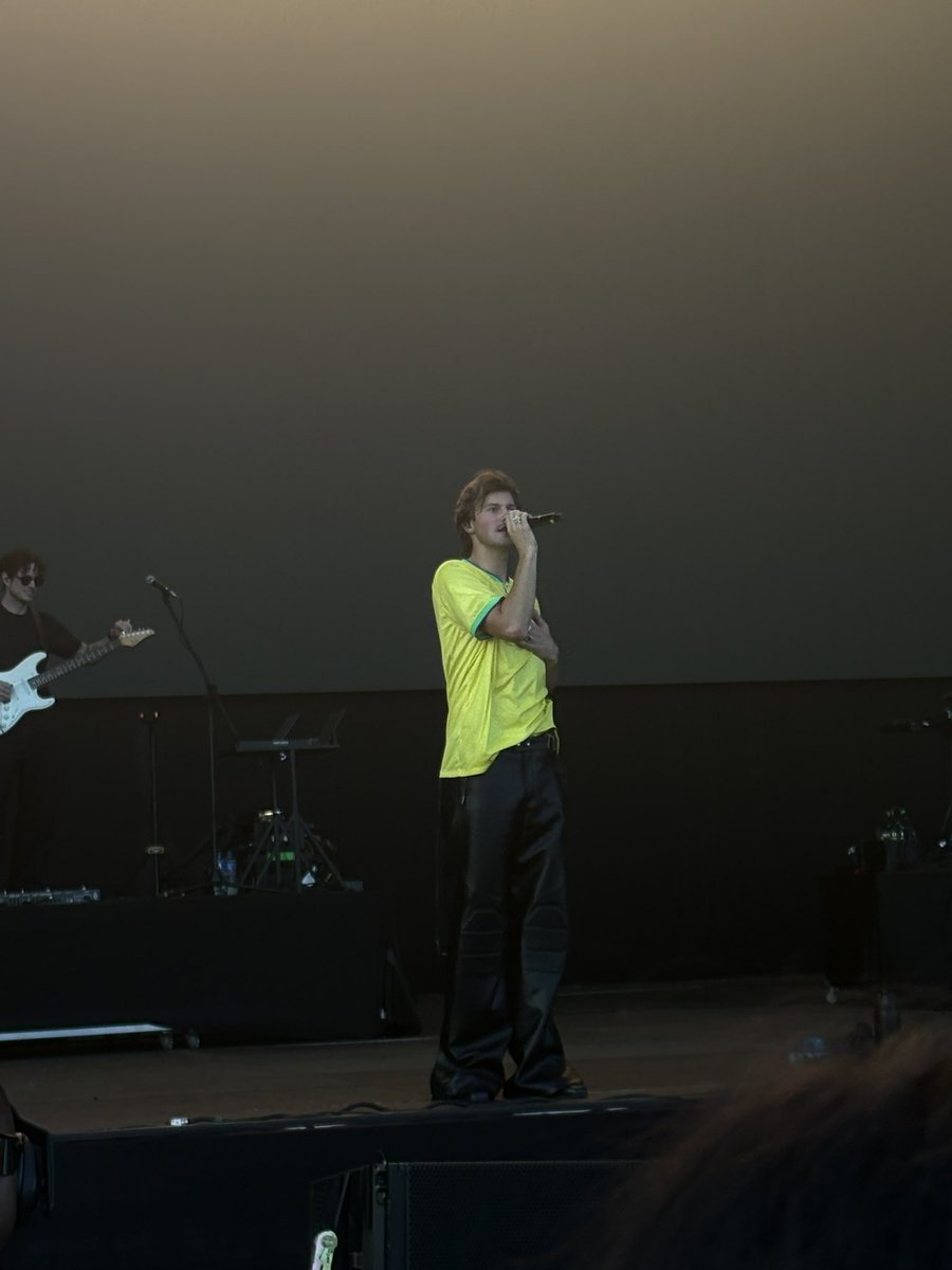 comfort for ruel stans (@safeforuel) on Twitter photo 