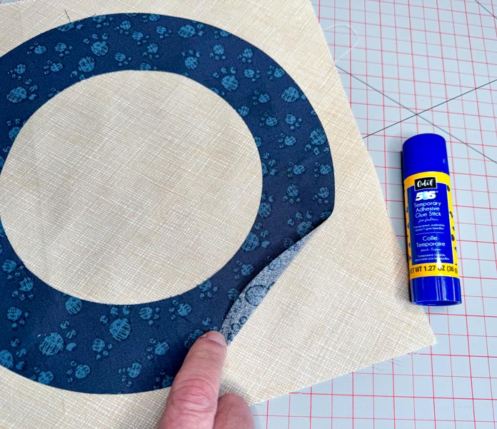 ANPTmag's tweet photo. Final step and it is a fun one. Paul bastes fast with Odif 505, quilts with a double blanket stitch that also secures the rings, then binds it up and shares game ideas for tic tac toe and a toss game. https://t.co/8T1oOSjnDk #Odif505 #QuiltTutorial #QuiltBasting https://t.co/utfxSAKMVW