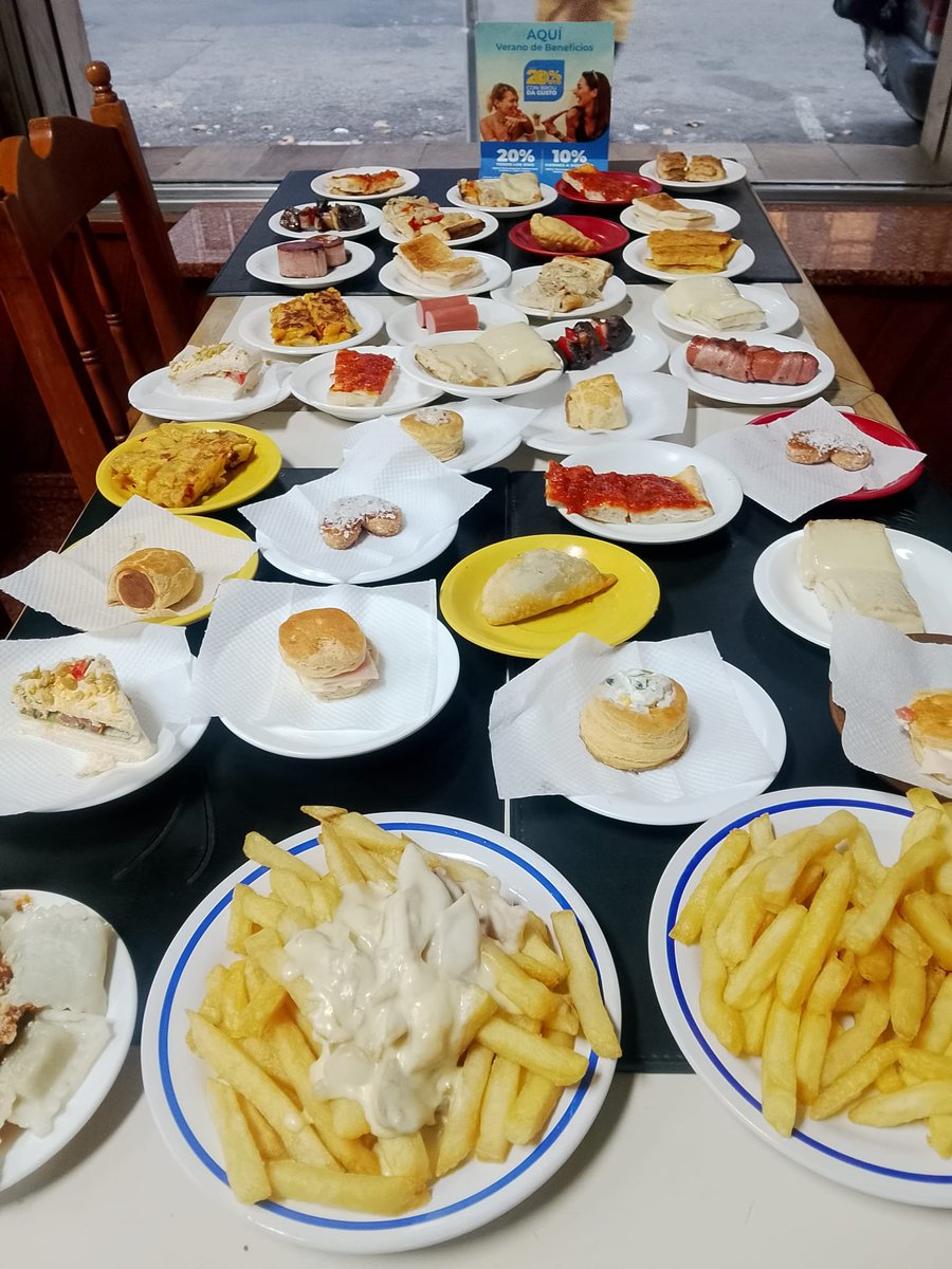 Hicimos unos cambios para que la picada de los platitos sea lo más parecida a la de los 60s y 70s.
Pero tenemos un problema:  No cabe en la mesa. 😂
Gastronomía clásica montevideana para la mesa de amigos, familia y amores también claro.