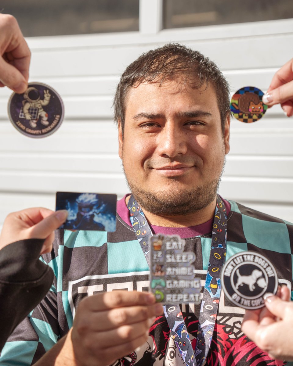 StickerGiant tweet media