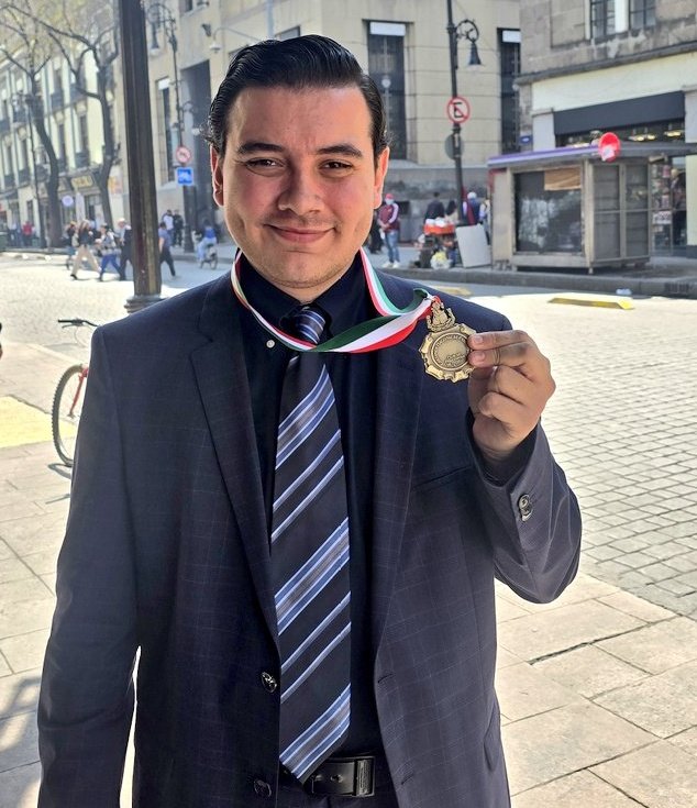 El famoso premio de periodismo ha decaído cualquier pendejo miserable y corrupto lo puede ganar