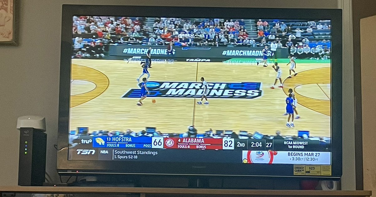 The perfect welcome home after work.🏀 #MarchMadness #MarchMadnessBaby
