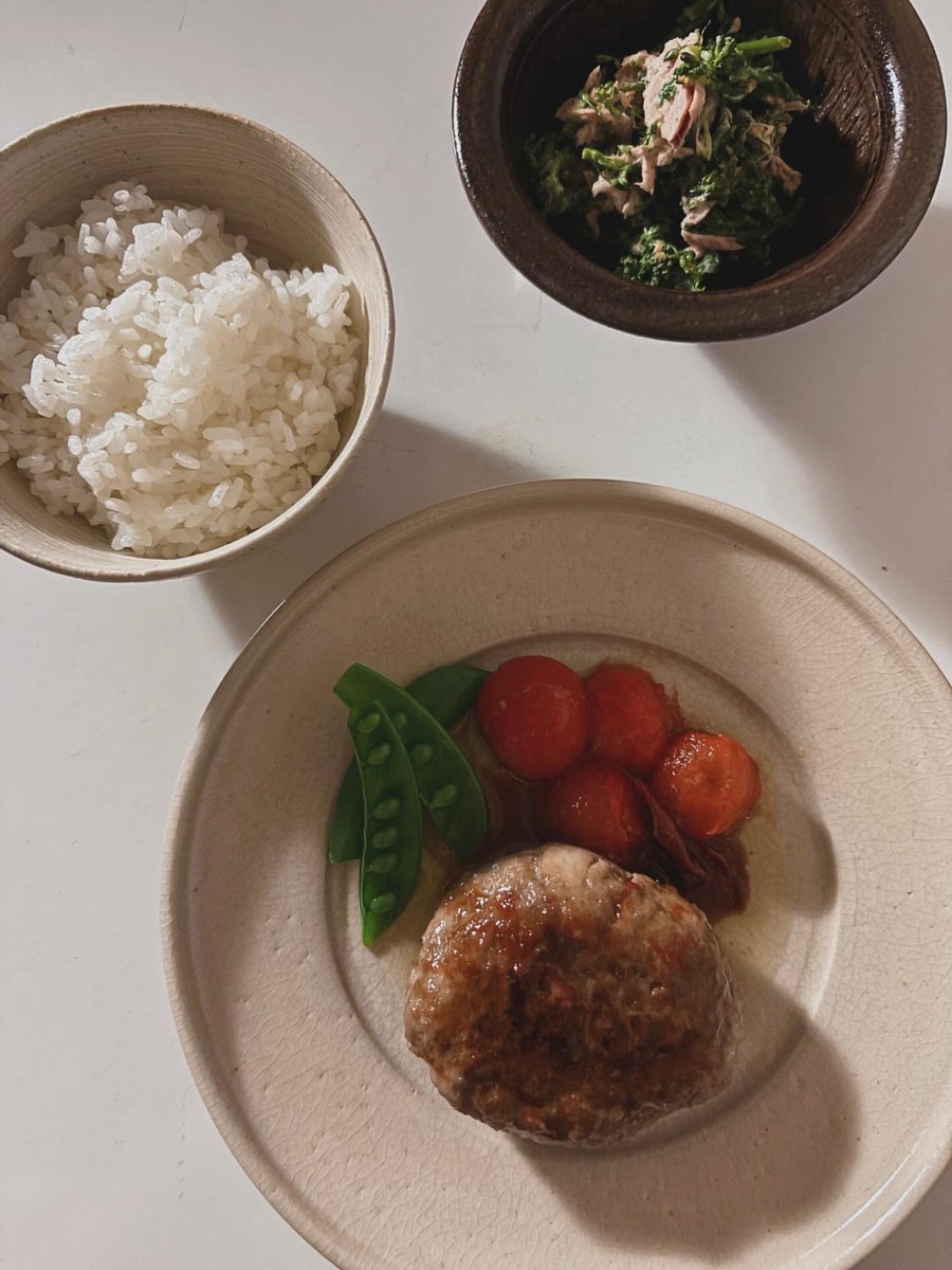 _riiiri___'s tweet photo. 前から作ってみたかった
@akari_hasegawa0105 さんの
酒蒸しハンバーグをやっと🍅

お酒で蒸して
ミニトマトだけって
本当に美味しいの？
と半信半疑（ごめんなさい😂笑）
で作ったけれど、
シンプルなのに味もしっかり、
パンチがあって、美味しかった😋

ハンバーグにベーコン入れる
なんて斬新‼︎ https://t.co/IPnR50kgPQ