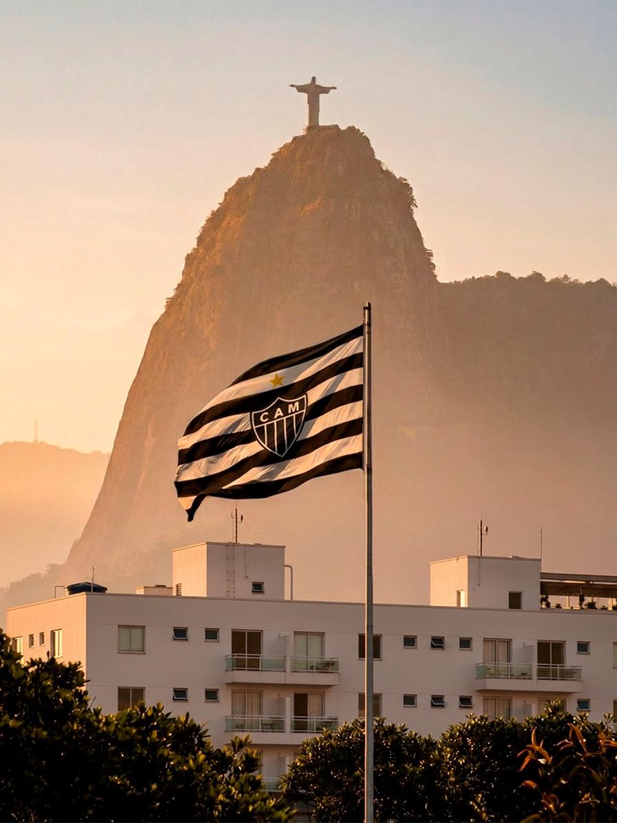 Atletico's tweet photo. O Rio de Janeiro continua lindo! 🖤🤍 https://t.co/KxenN4XapV