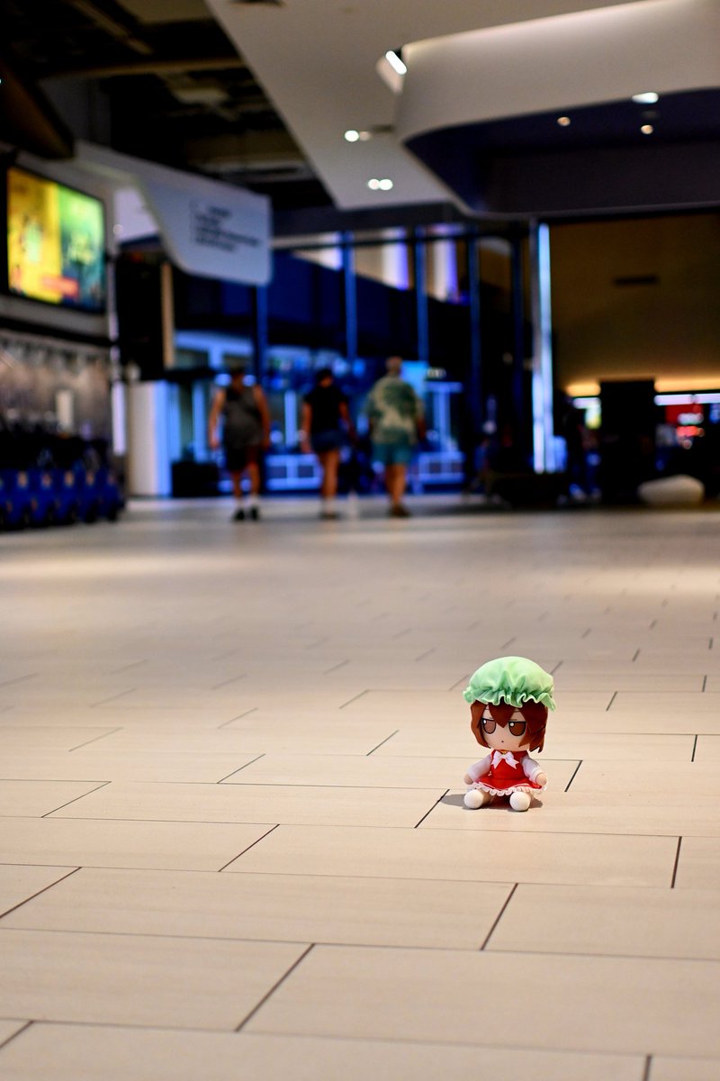 DYNAM1LK's tweet photo. Kitty lost in the mall https://t.co/Tq2RLoaFTt