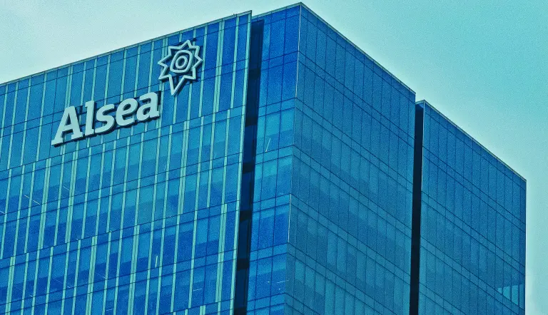 EmergingEx's tweet photo. ☕🚀 #Alsea ( $ALSEA*) is going all in for 2026: it will invest MXN 5,500 million, up 7.8%, to open 180-220 stores, remodel 360 locations, and boost its digital transformation. #Mexico will account for 65% of the plan. #Investing #Retail 🍕📈 https://t.co/AKK3S3mBuQ