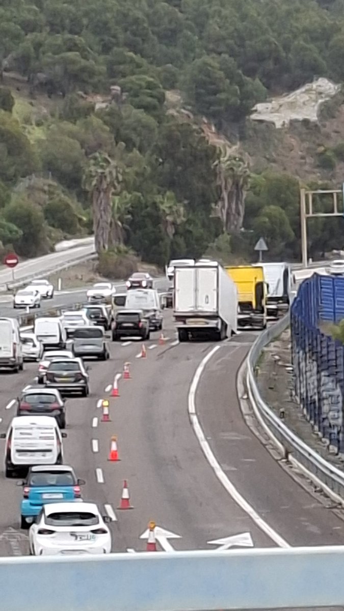 endebe7's tweet photo. @Navarro_PP El ministro puente ha desenganchado el trailer del camión, este tío ya no sabe q hacer para bloquear Málaga https://t.co/IW2sXzHF3r